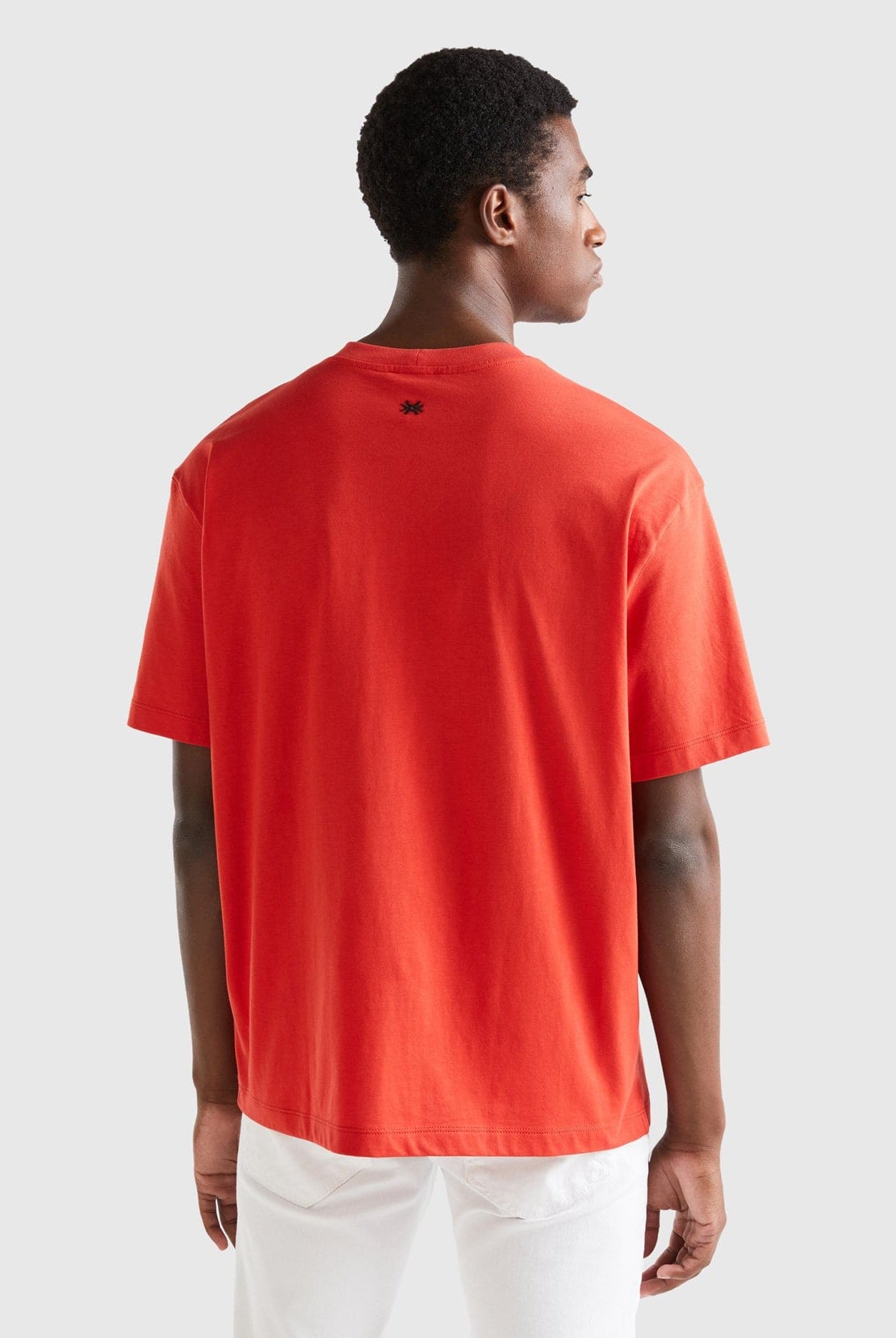 يونايتد كولورز اوف بينيتون تيشيرت أسود بطبعة أرنب نص كم رجالي