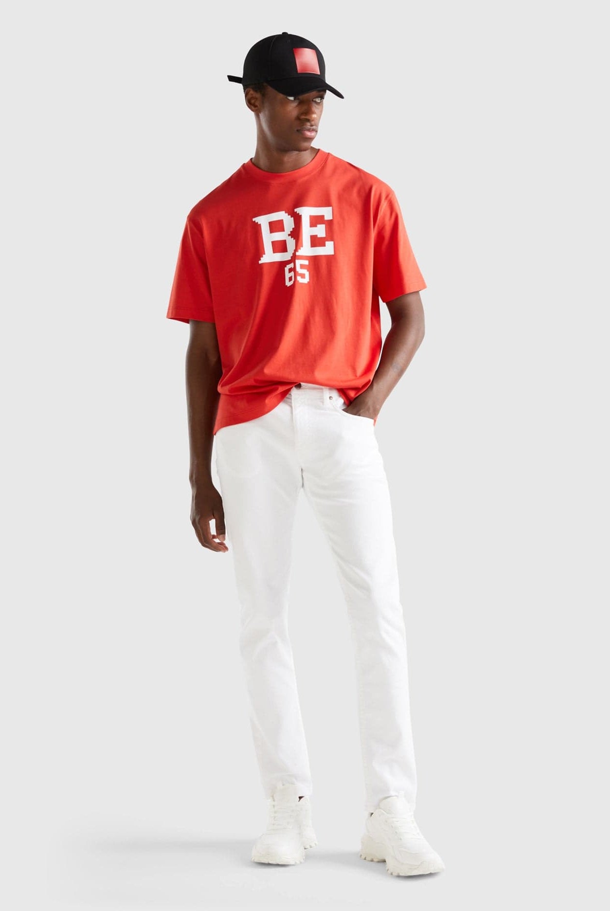 يونايتد كولورز اوف بينيتون تيشيرت أسود بطبعة أرنب نص كم رجالي