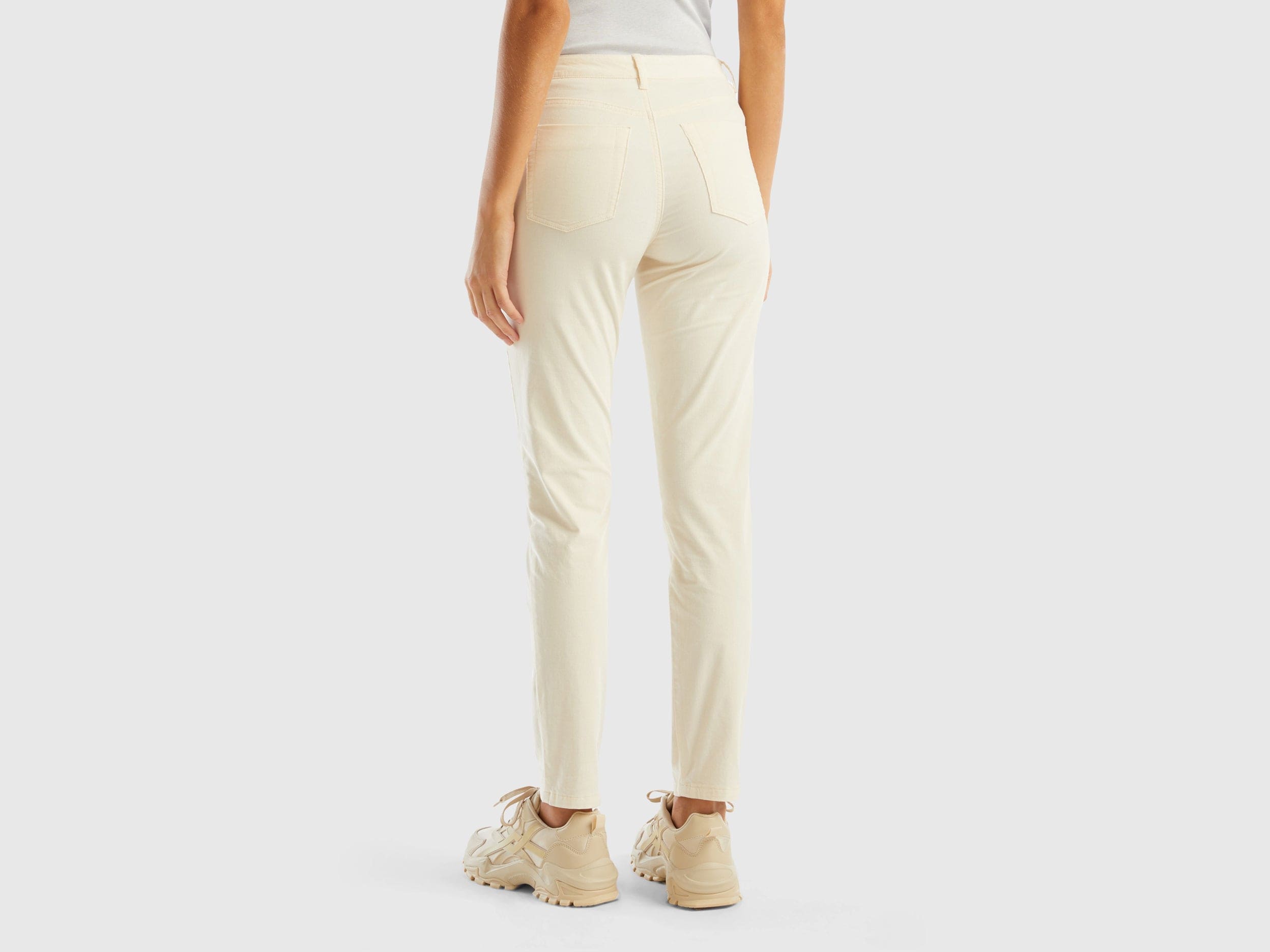 يونايتد كولورز اوف بينيتون بنطلون رجالي مخمل بخمس جيوب