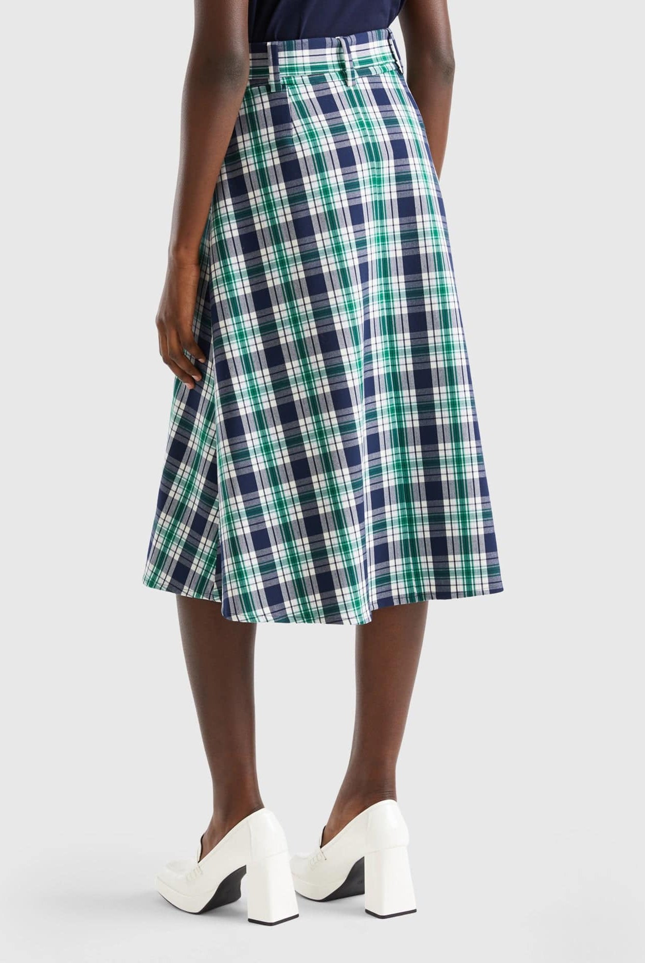 يونايتد كولورز اوف بينيتون تنورة نسائي ميدي بنمط مربعات وأزرار أمامية مع حزام