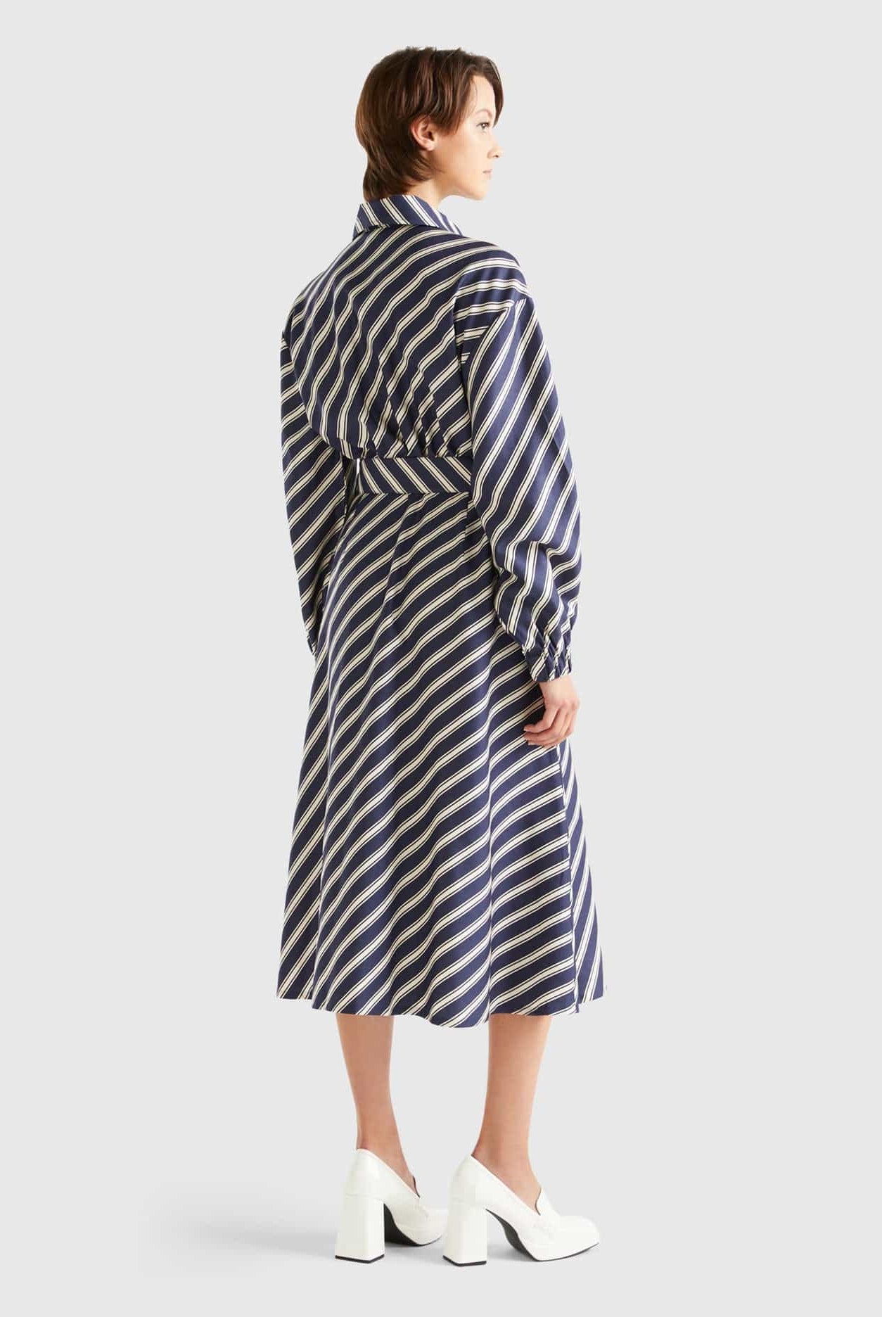 يونايتد كولورز اوف بينيتون فستان ميدي بأزرار أمامية وياقة مخطط من الفسكوز نسائي