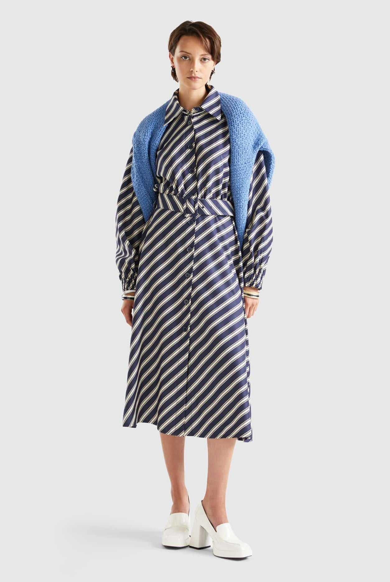 يونايتد كولورز اوف بينيتون فستان ميدي بأزرار أمامية وياقة مخطط من الفسكوز نسائي