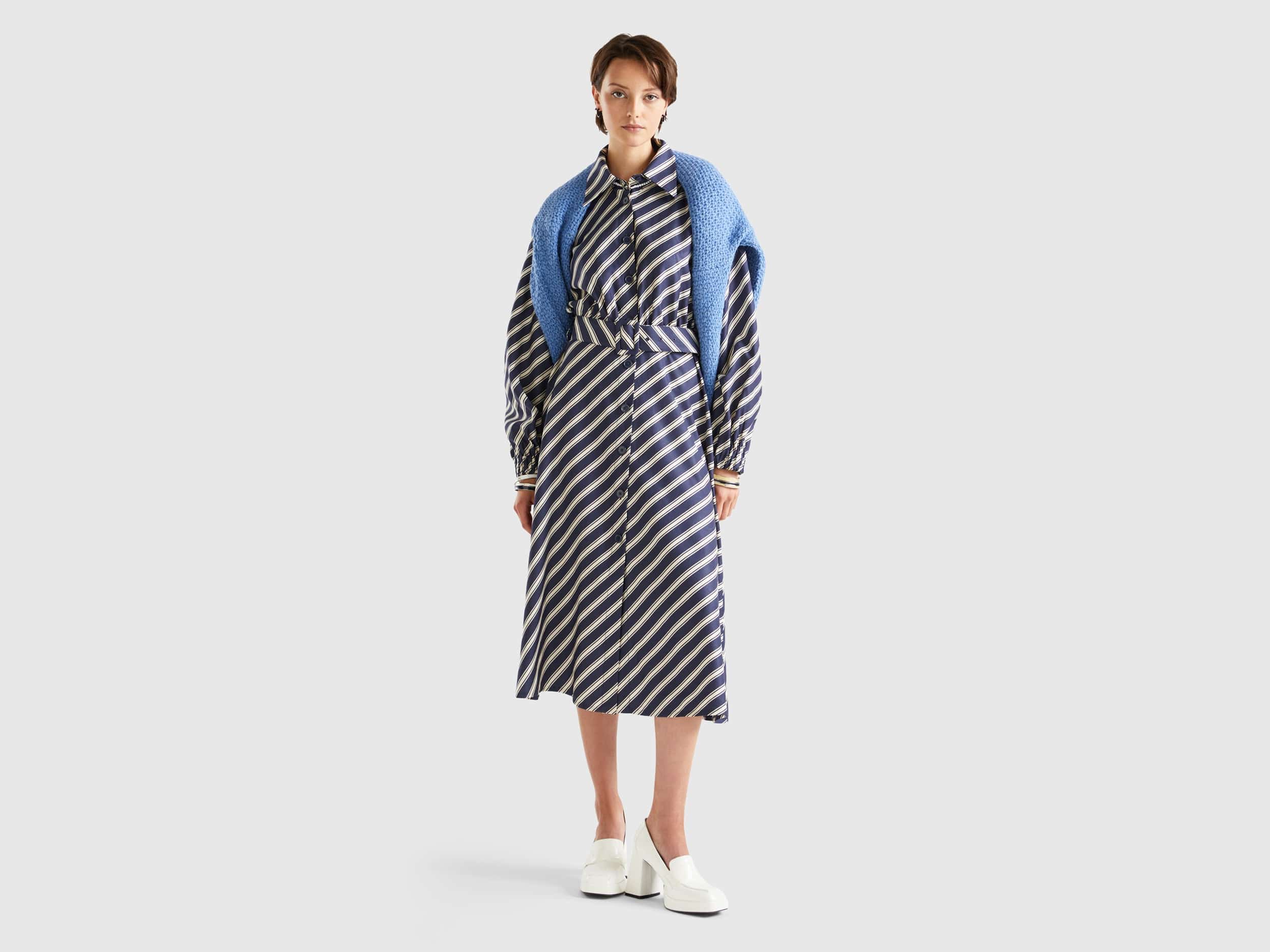 يونايتد كولورز اوف بينيتون فستان ميدي بأزرار أمامية وياقة مخطط من الفسكوز نسائي