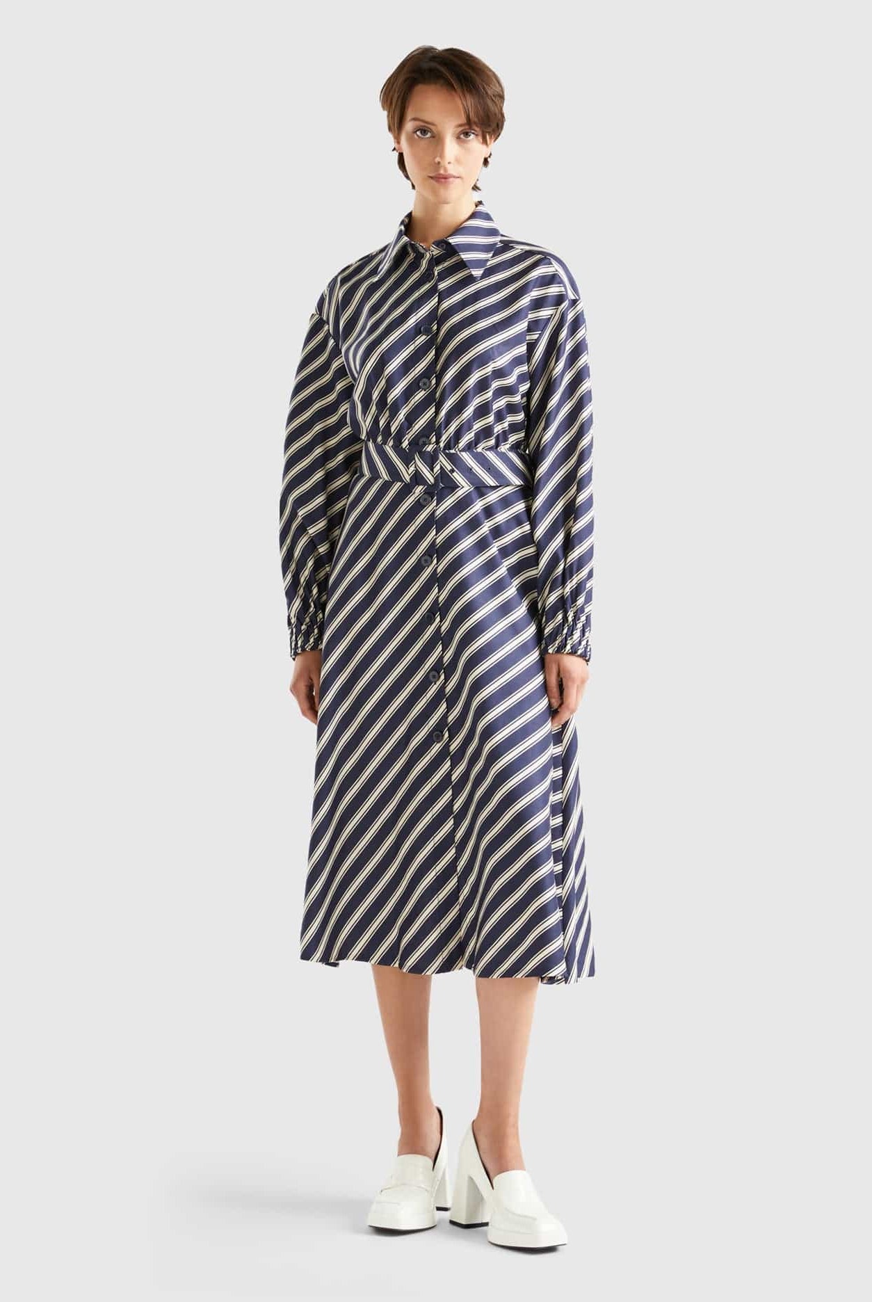 يونايتد كولورز اوف بينيتون فستان ميدي بأزرار أمامية وياقة مخطط من الفسكوز نسائي