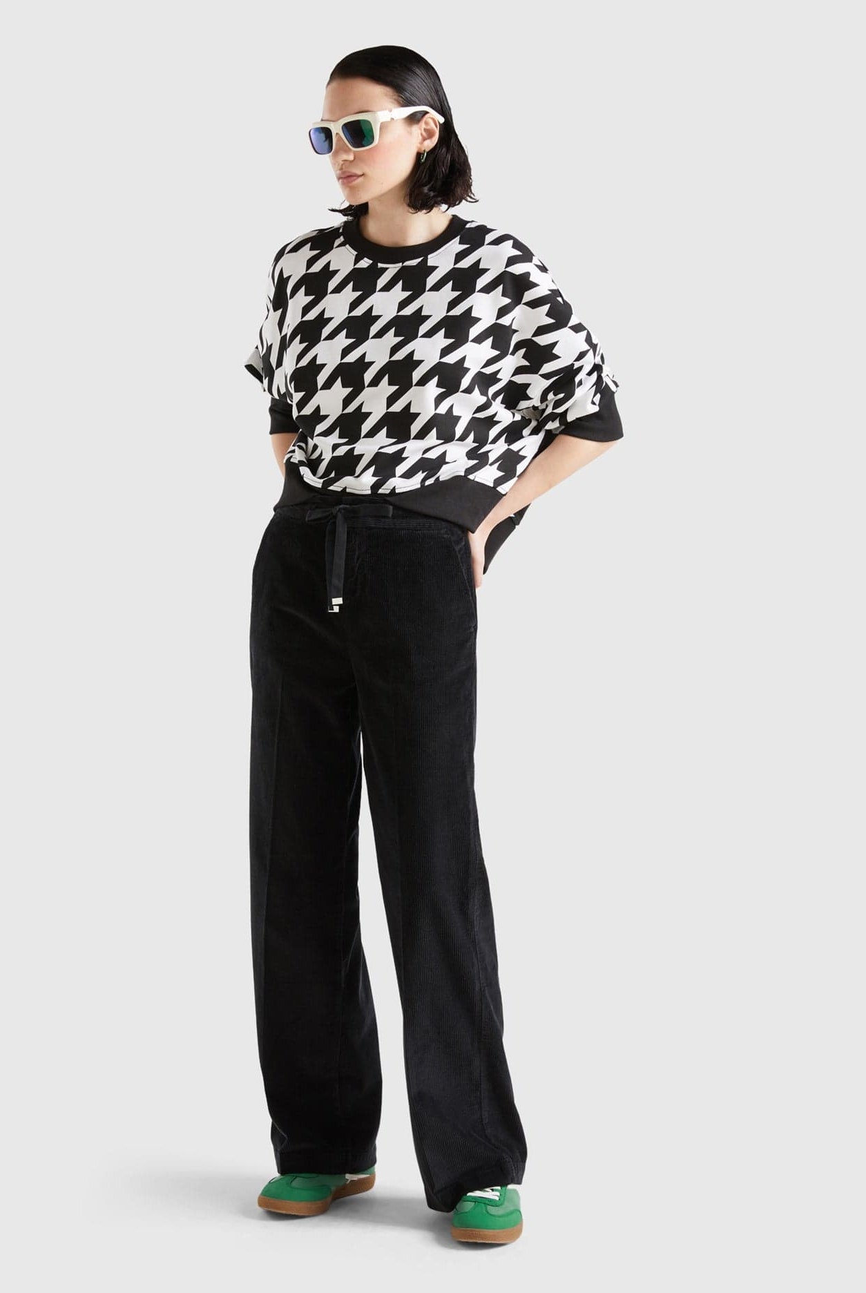 يونايتد كولورز اوف بينيتون بنطلون واسع مخملي مضلع نسائي