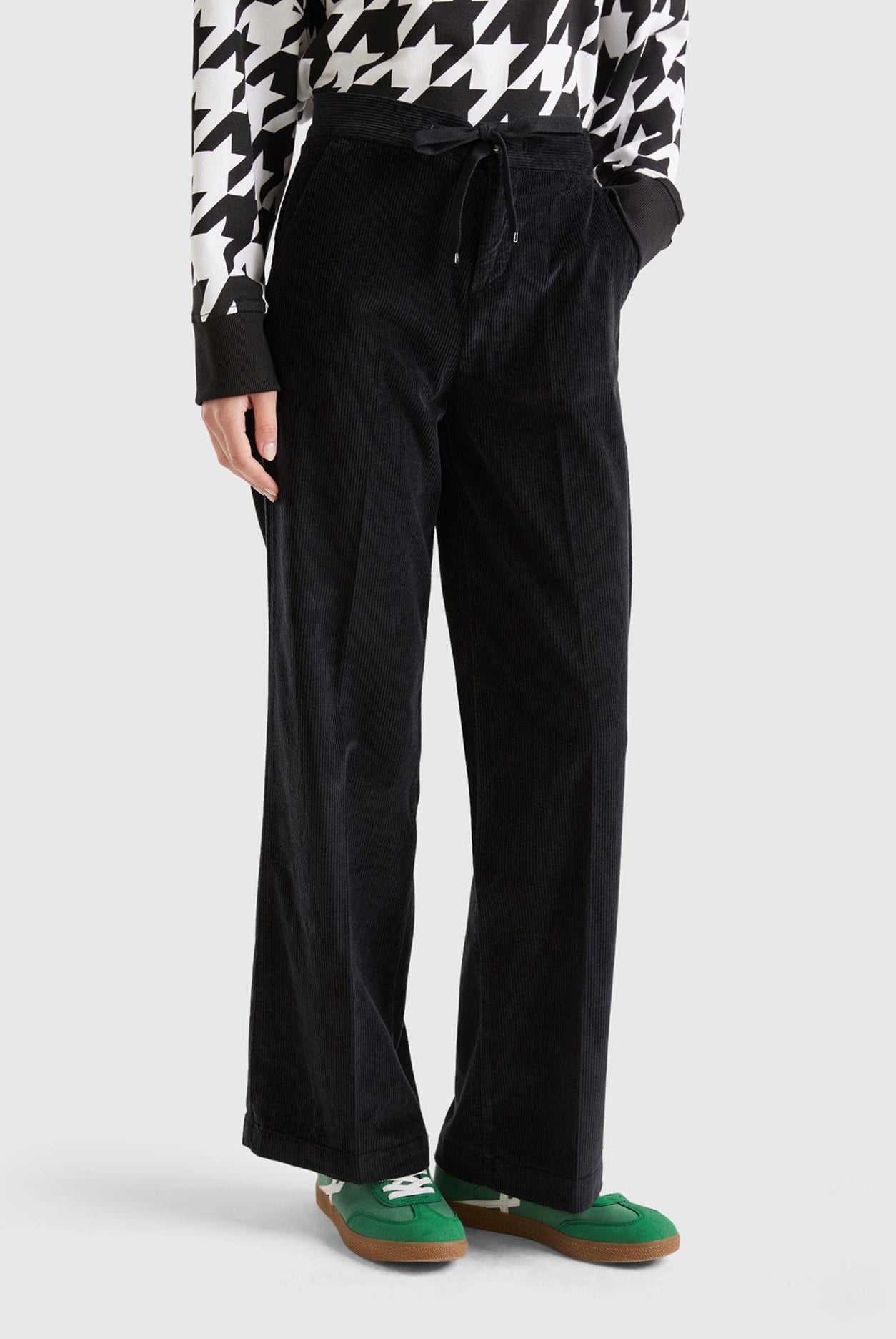 يونايتد كولورز اوف بينيتون بنطلون واسع مخملي مضلع نسائي