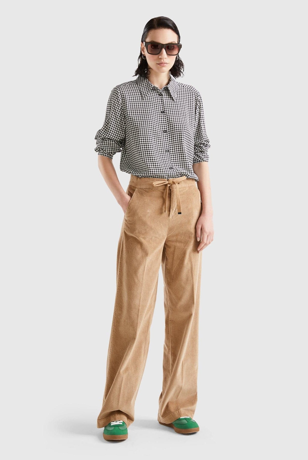 يونايتد كولورز اوف بينيتون بنطلون واسع مخملي مضلع نسائي