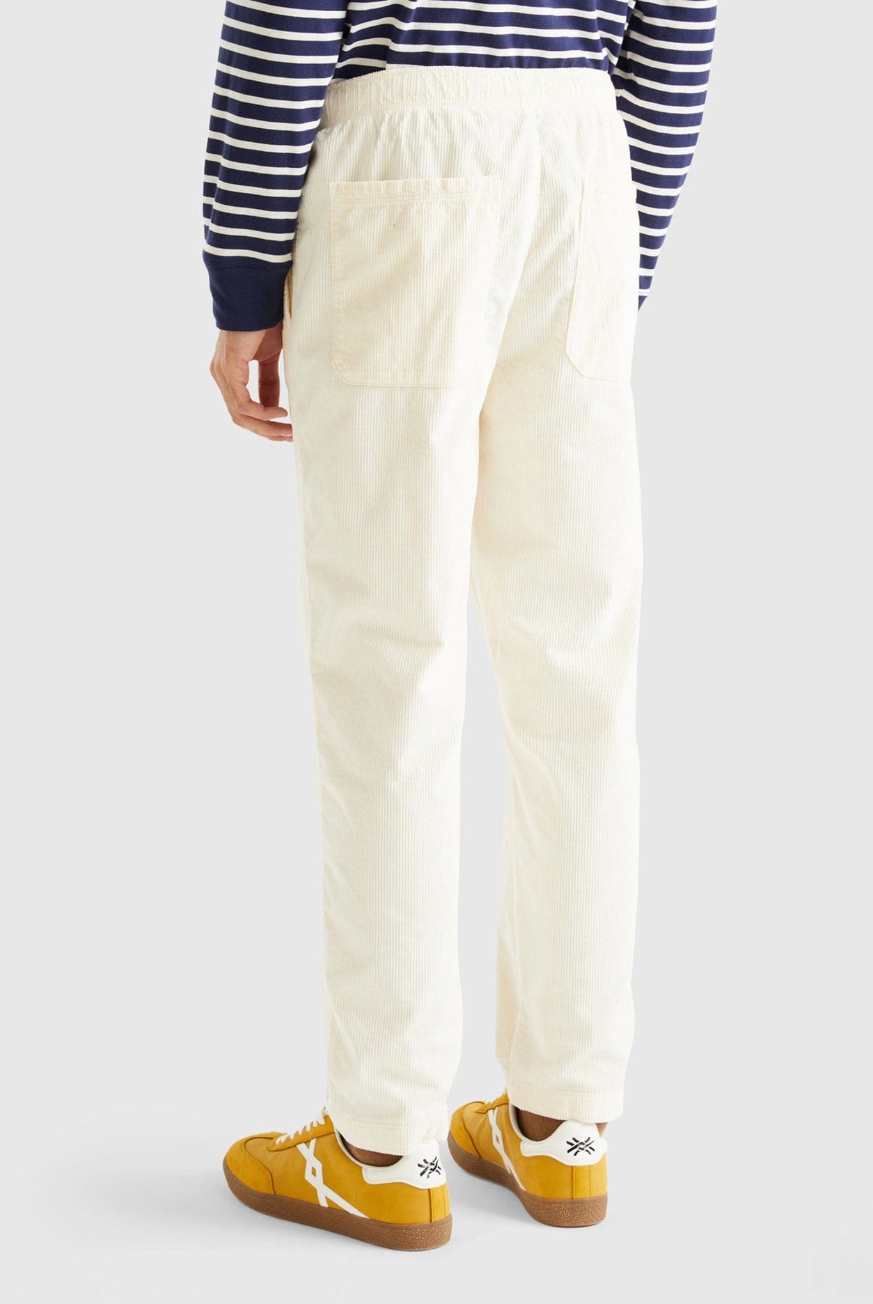 يونايتد كولورز اوف بينيتون بنطلون تشينو مخملي سادة رجالي