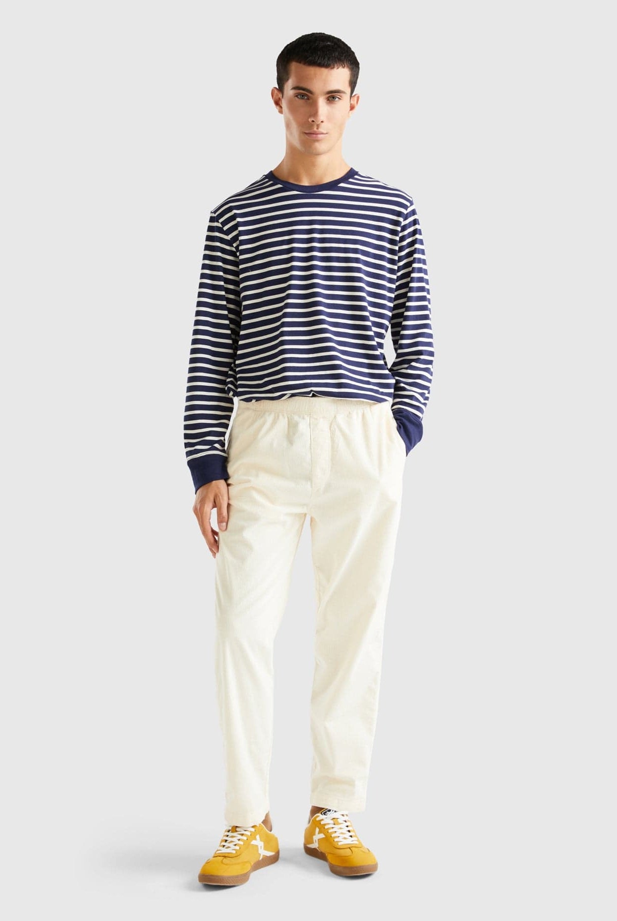 يونايتد كولورز اوف بينيتون بنطلون تشينو مخملي سادة رجالي