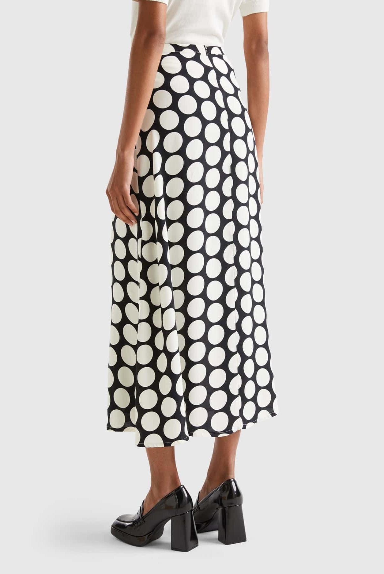 يونايتد كولورز اوف بينيتون تنورة ميدي نسائي ساتان بنقاط البولكا