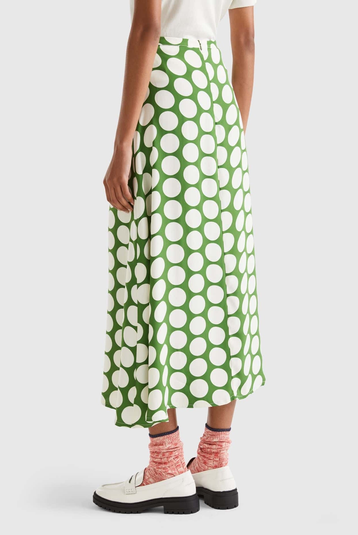 يونايتد كولورز اوف بينيتون تنورة ميدي نسائي ساتان بنقاط البولكا