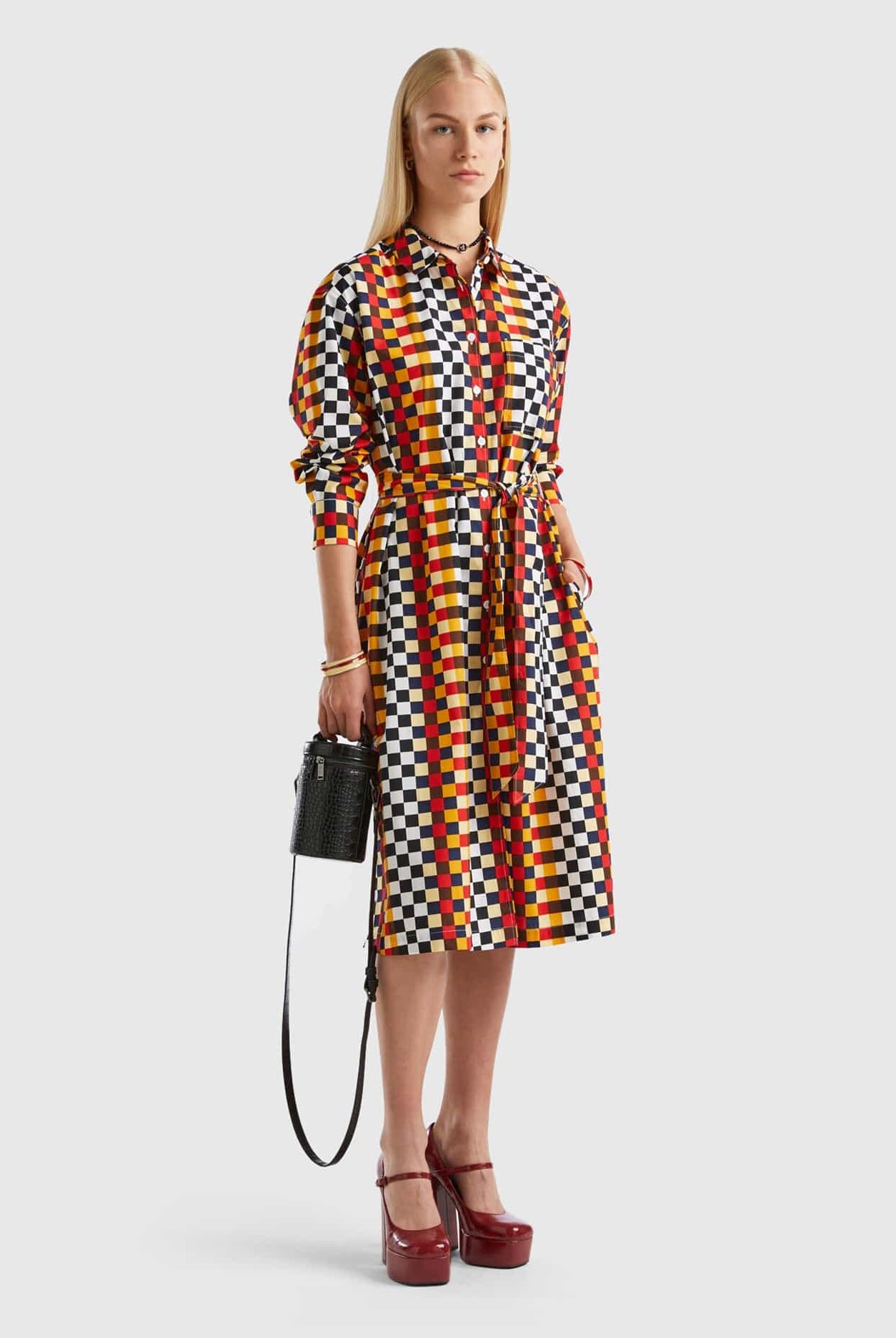 يونايتد كولورز اوف بينيتون فستان قصير مع زر على الجبهة وحزام خصر مجمع