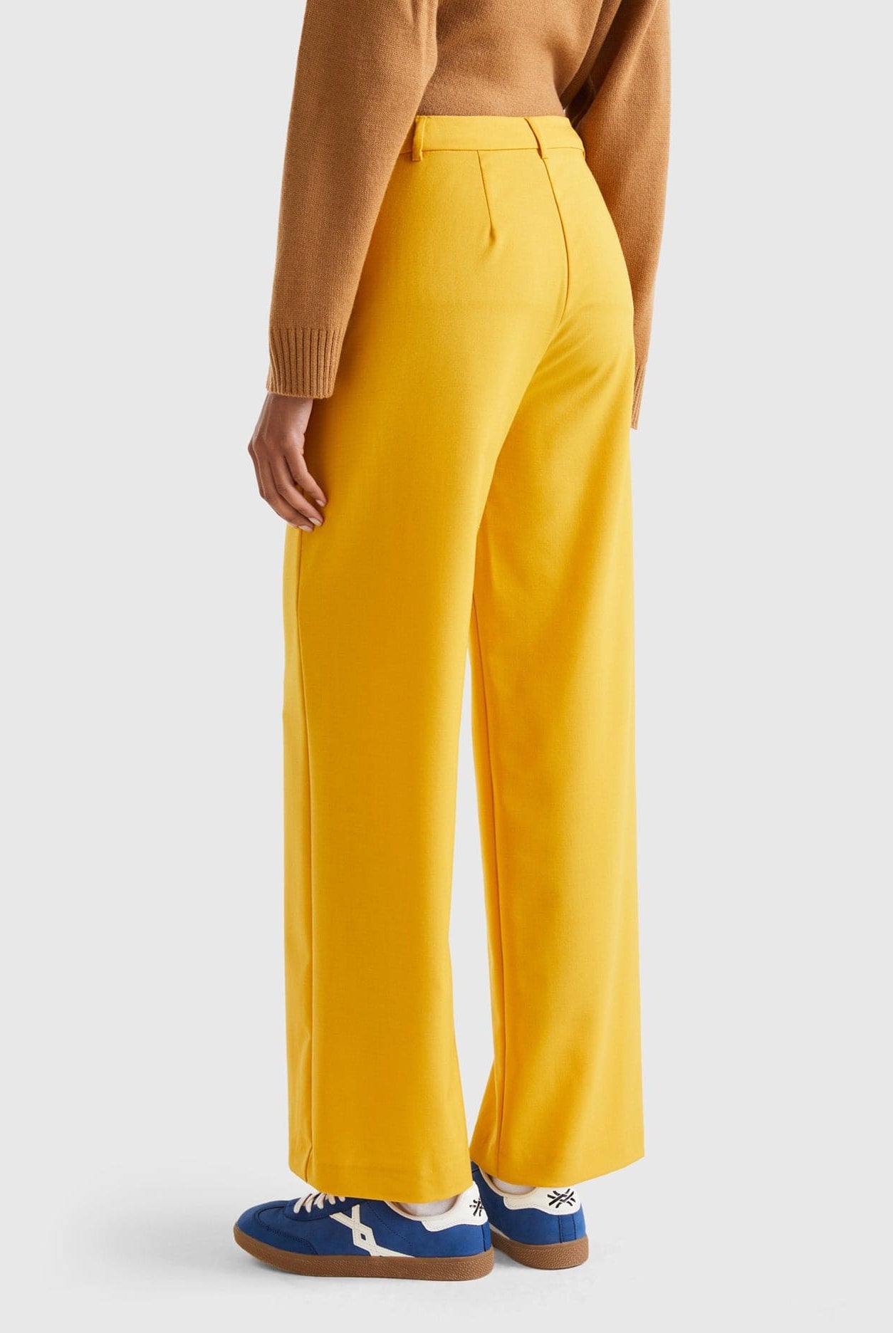 يونايتد كولورز اوف بينيتون بنطلون نسائي فضفاض بقصة ضيقة من الأسفل