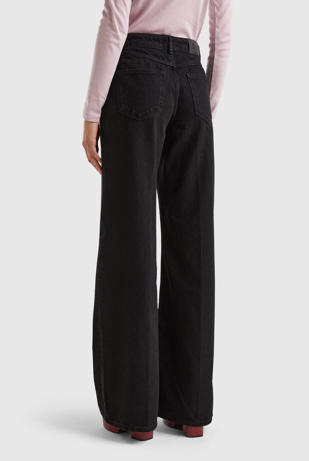 يونايتد كولورز اوف بينيتون بنطلون جينز واسع الساق أسود نسائي