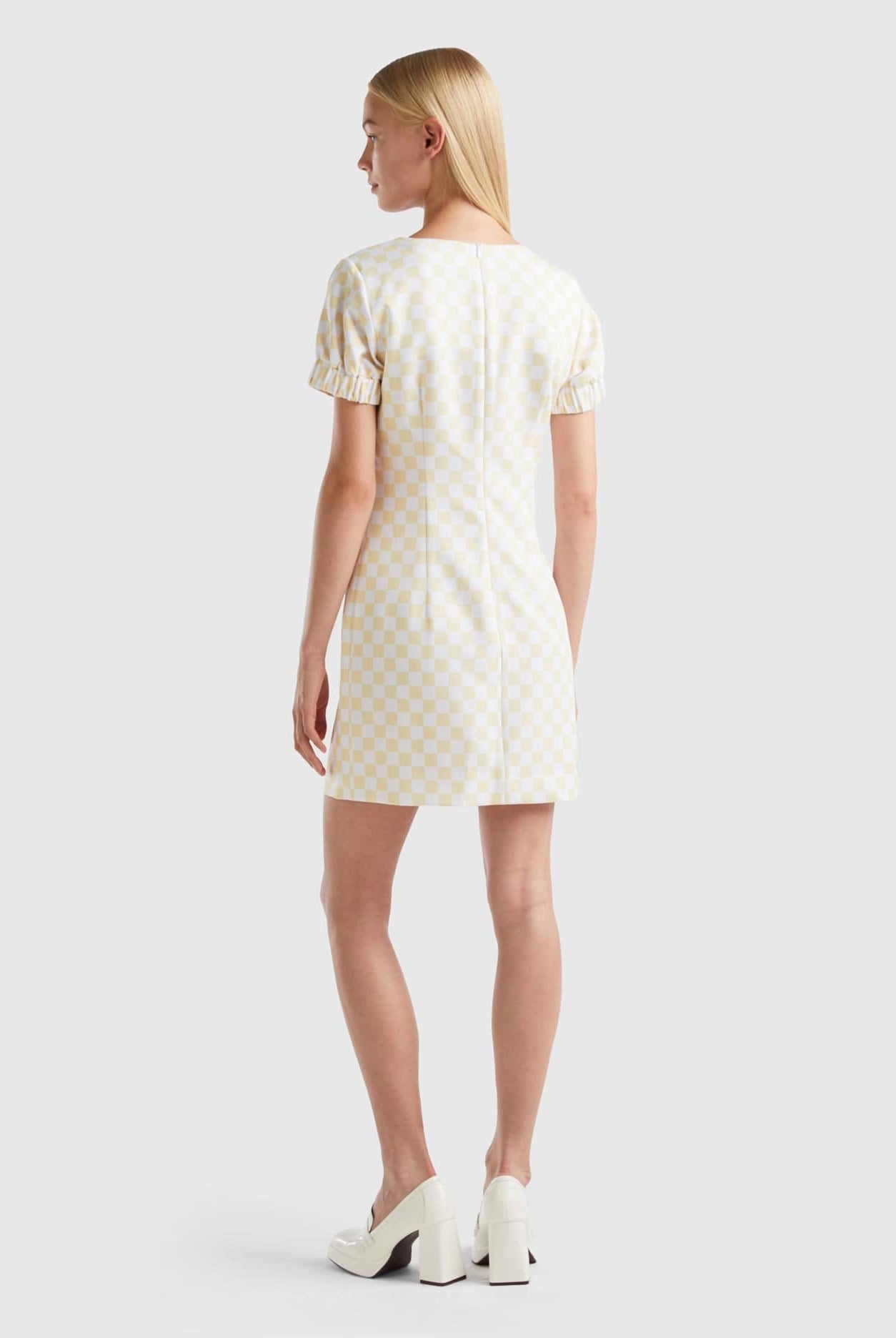 يونايتد كولورز اوف بينيتون فستان قصير نسائي ضيق بنقشة المربعات فتحة صدر واسعه