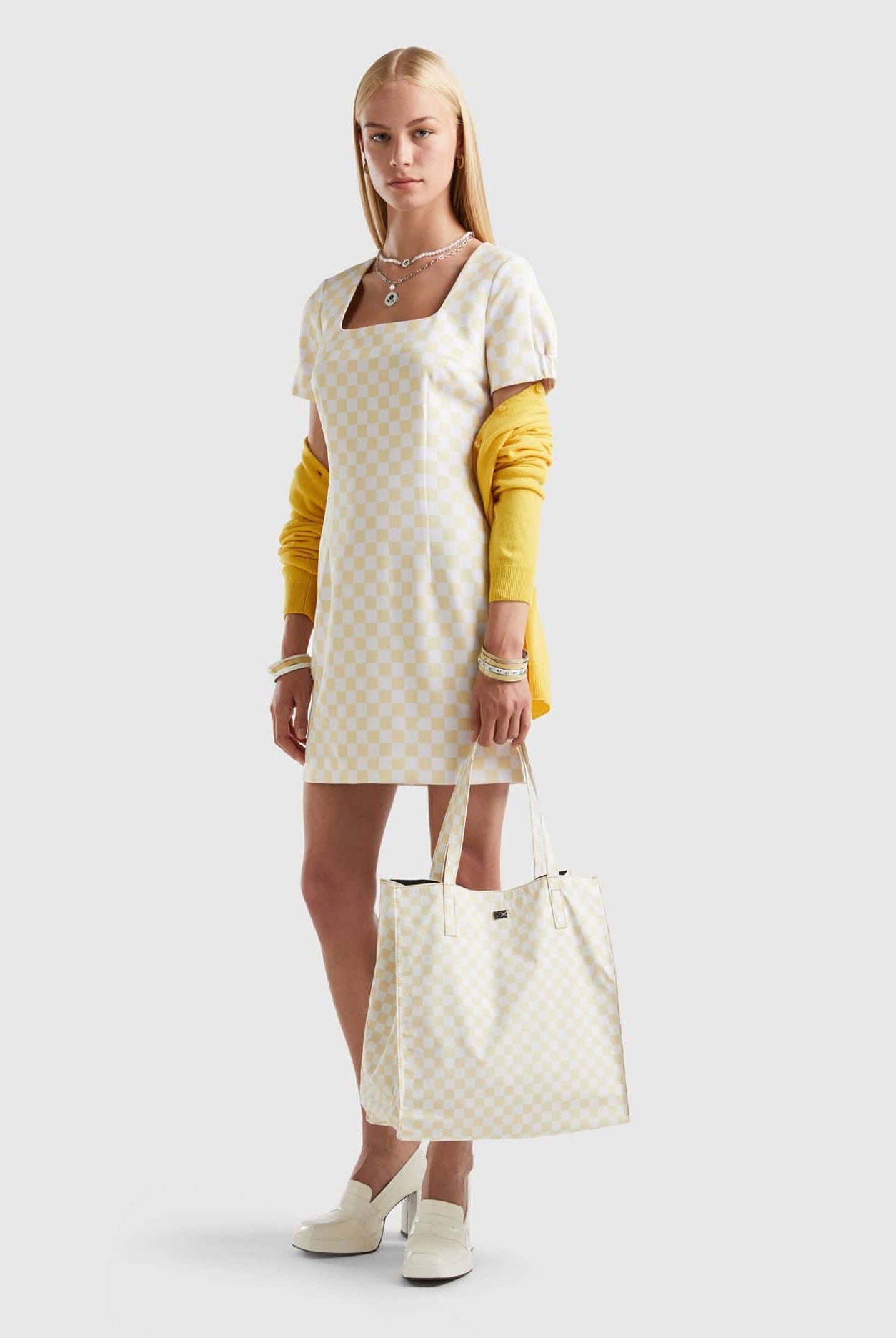 يونايتد كولورز اوف بينيتون فستان قصير نسائي ضيق بنقشة المربعات فتحة صدر واسعه