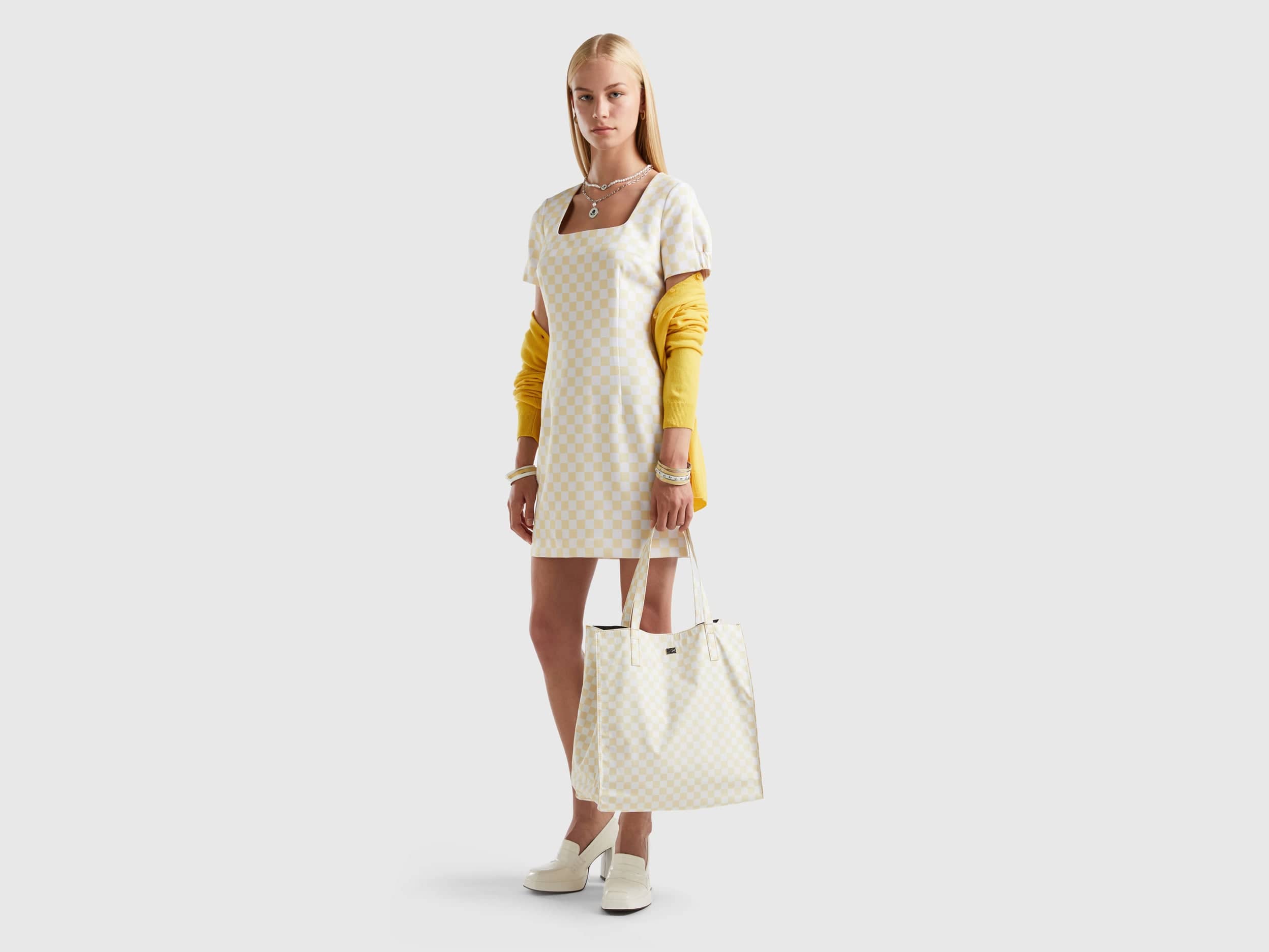 يونايتد كولورز اوف بينيتون فستان قصير نسائي ضيق بنقشة المربعات فتحة صدر واسعه