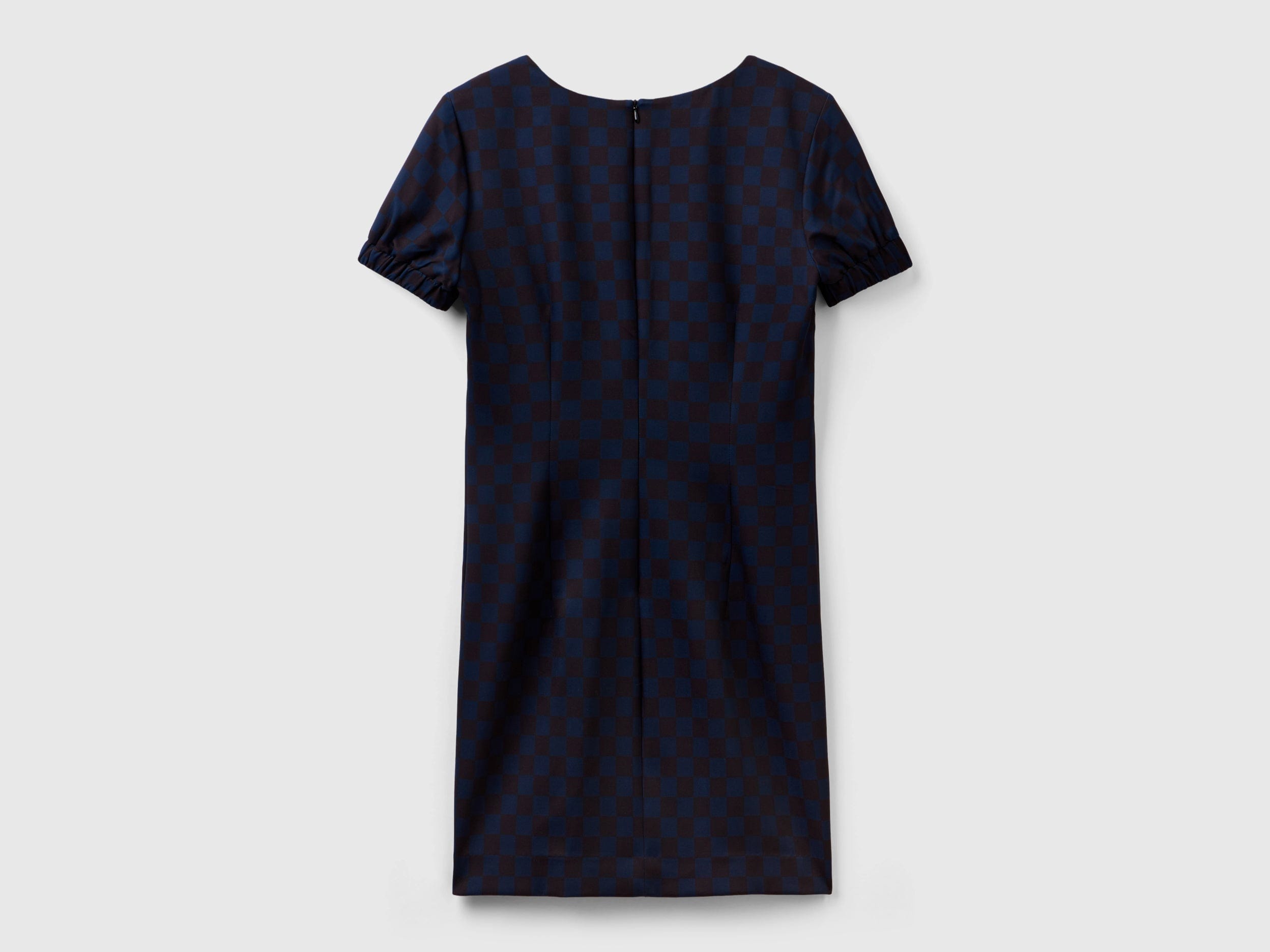 يونايتد كولورز اوف بينيتون فستان قصير نسائي ضيق بنقشة المربعات فتحة صدر واسعه