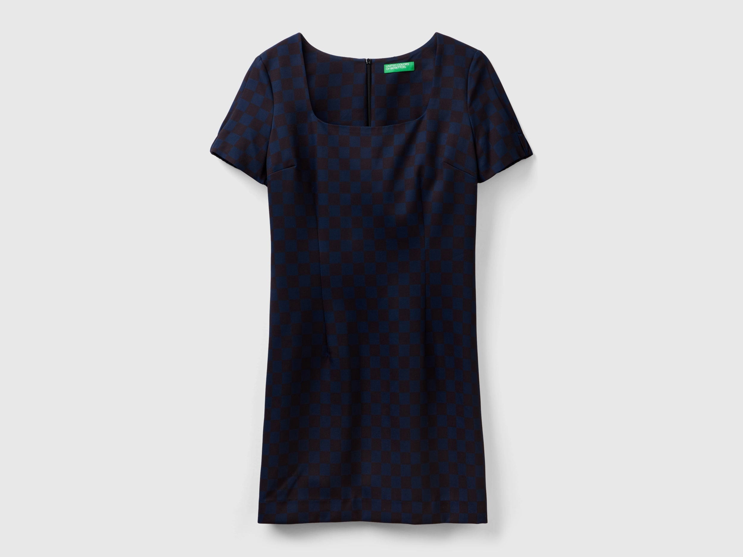 يونايتد كولورز اوف بينيتون فستان قصير نسائي ضيق بنقشة المربعات فتحة صدر واسعه