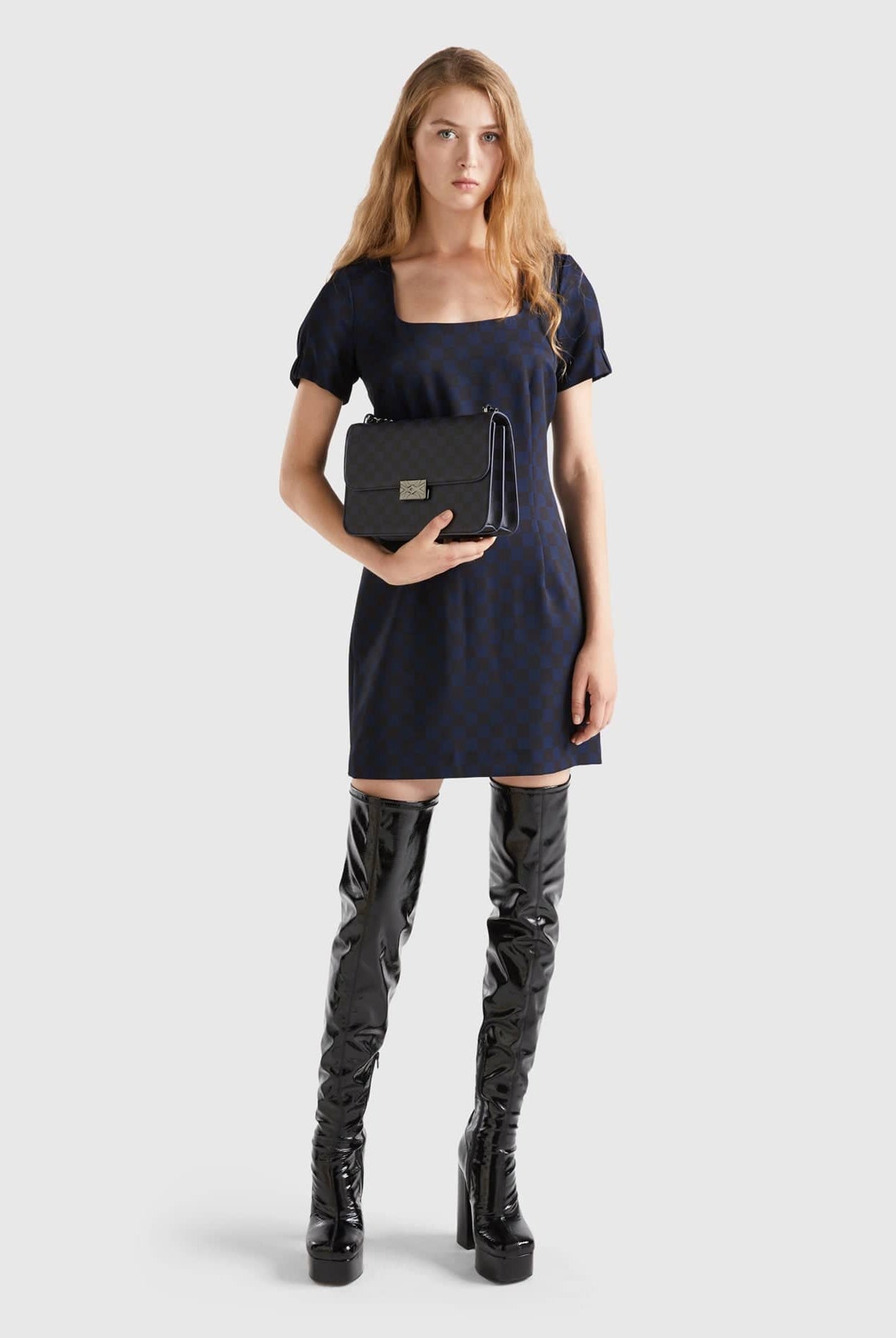 يونايتد كولورز اوف بينيتون فستان قصير نسائي ضيق بنقشة المربعات فتحة صدر واسعه