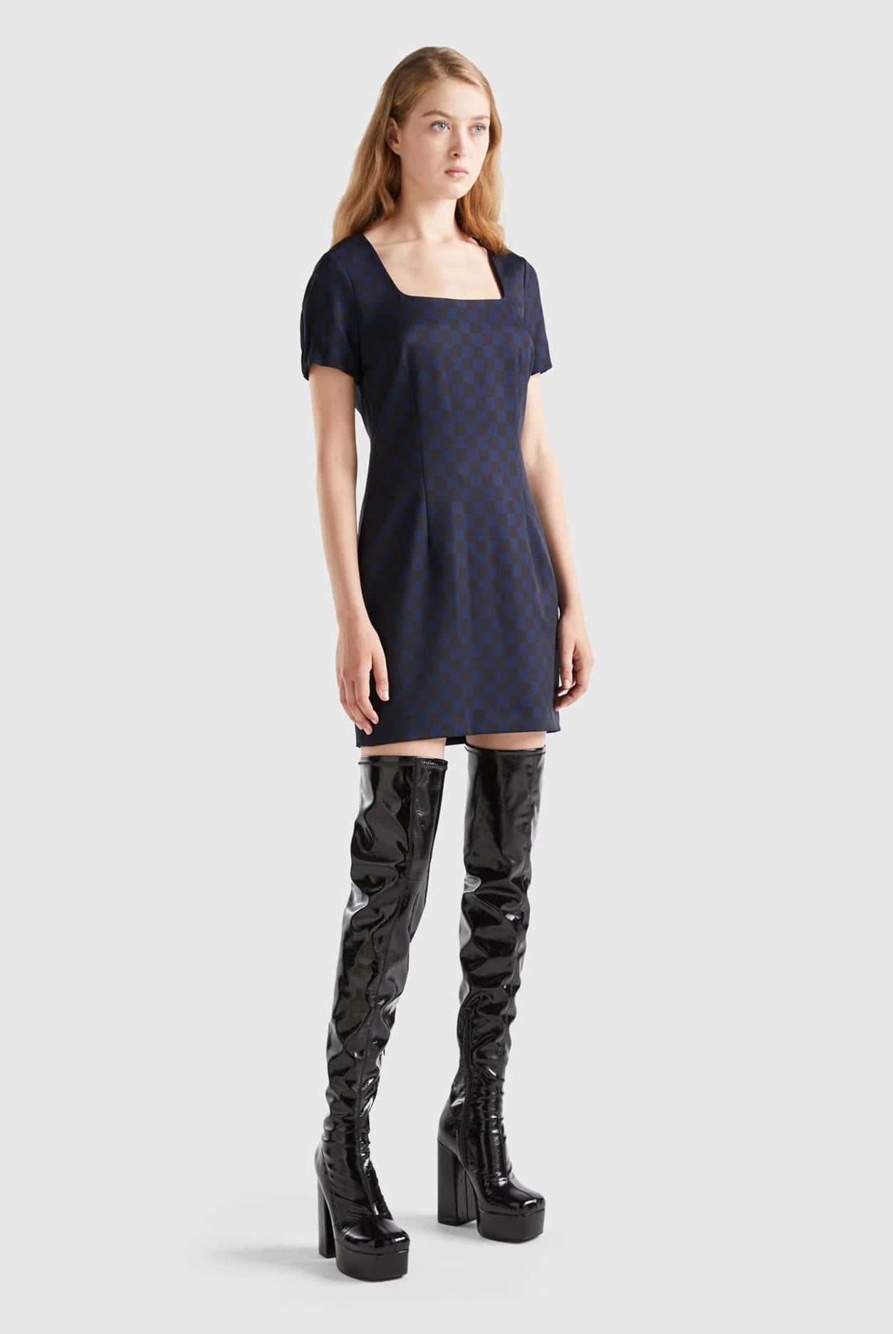 يونايتد كولورز اوف بينيتون فستان قصير نسائي ضيق بنقشة المربعات فتحة صدر واسعه