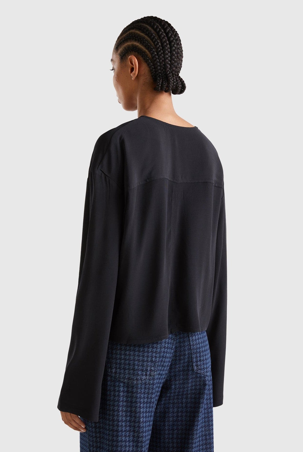 يونايتد كولورز اوف بينيتون بلوزة برقبة على شكل V كم طويل نسائي