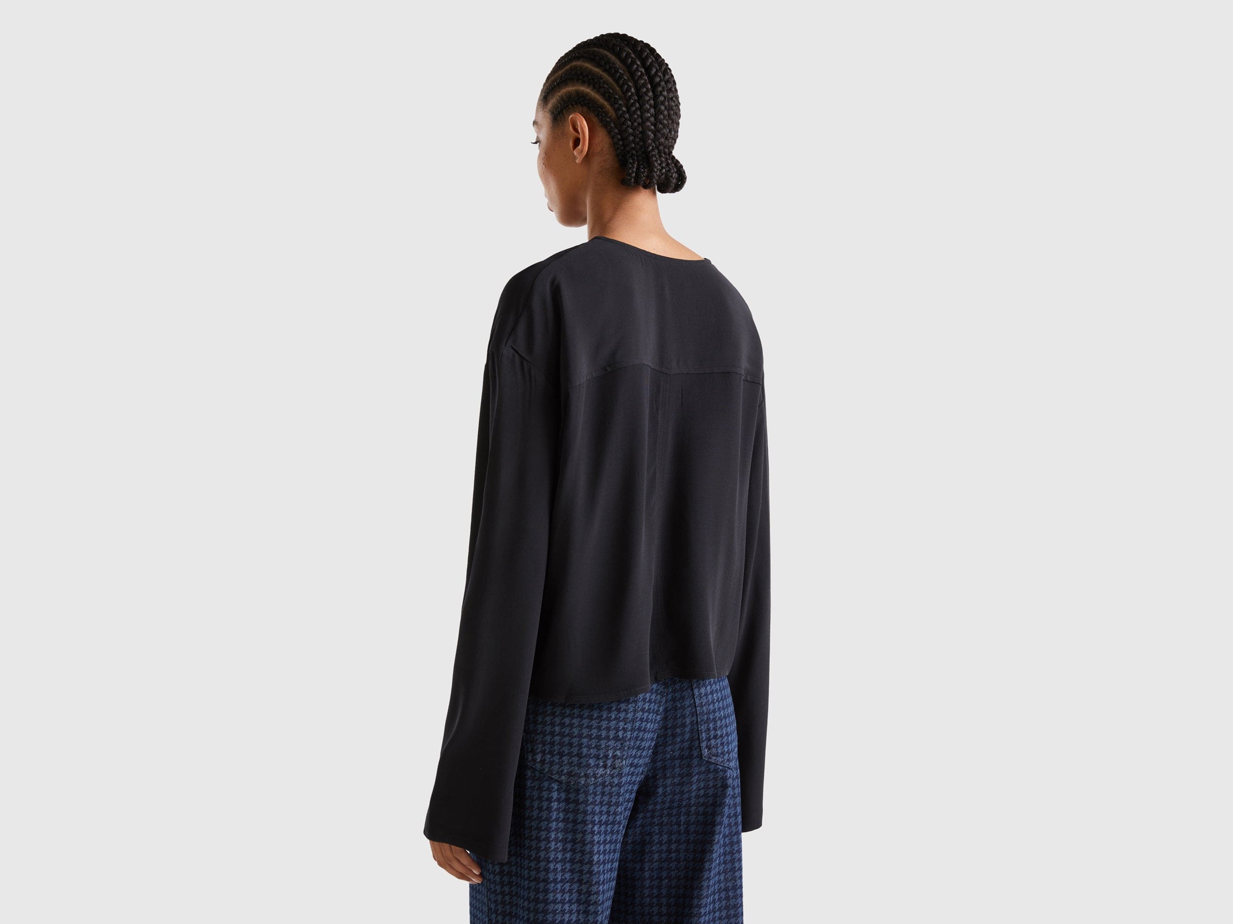 يونايتد كولورز اوف بينيتون بلوزة برقبة على شكل V كم طويل نسائي