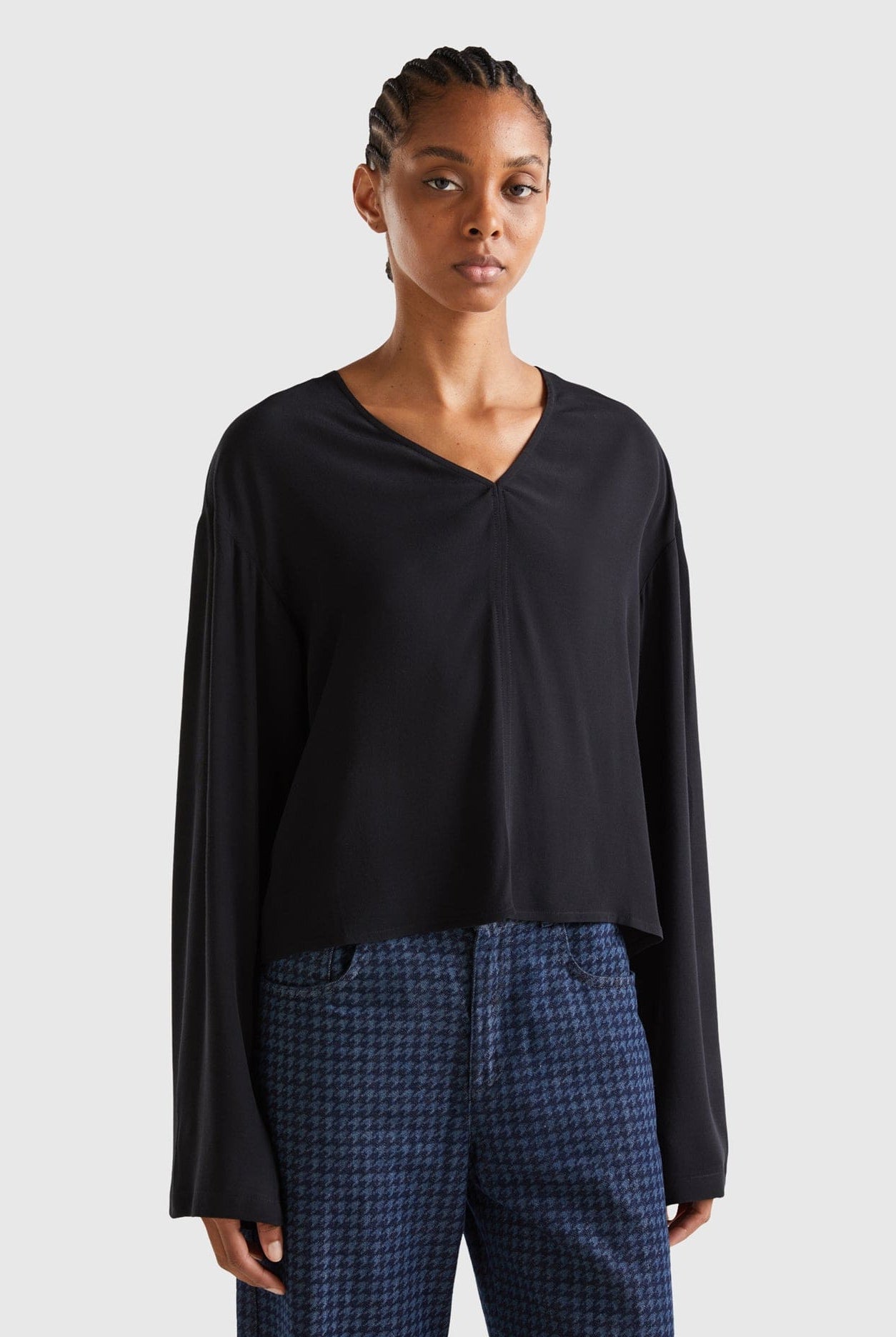 يونايتد كولورز اوف بينيتون بلوزة برقبة على شكل V كم طويل نسائي