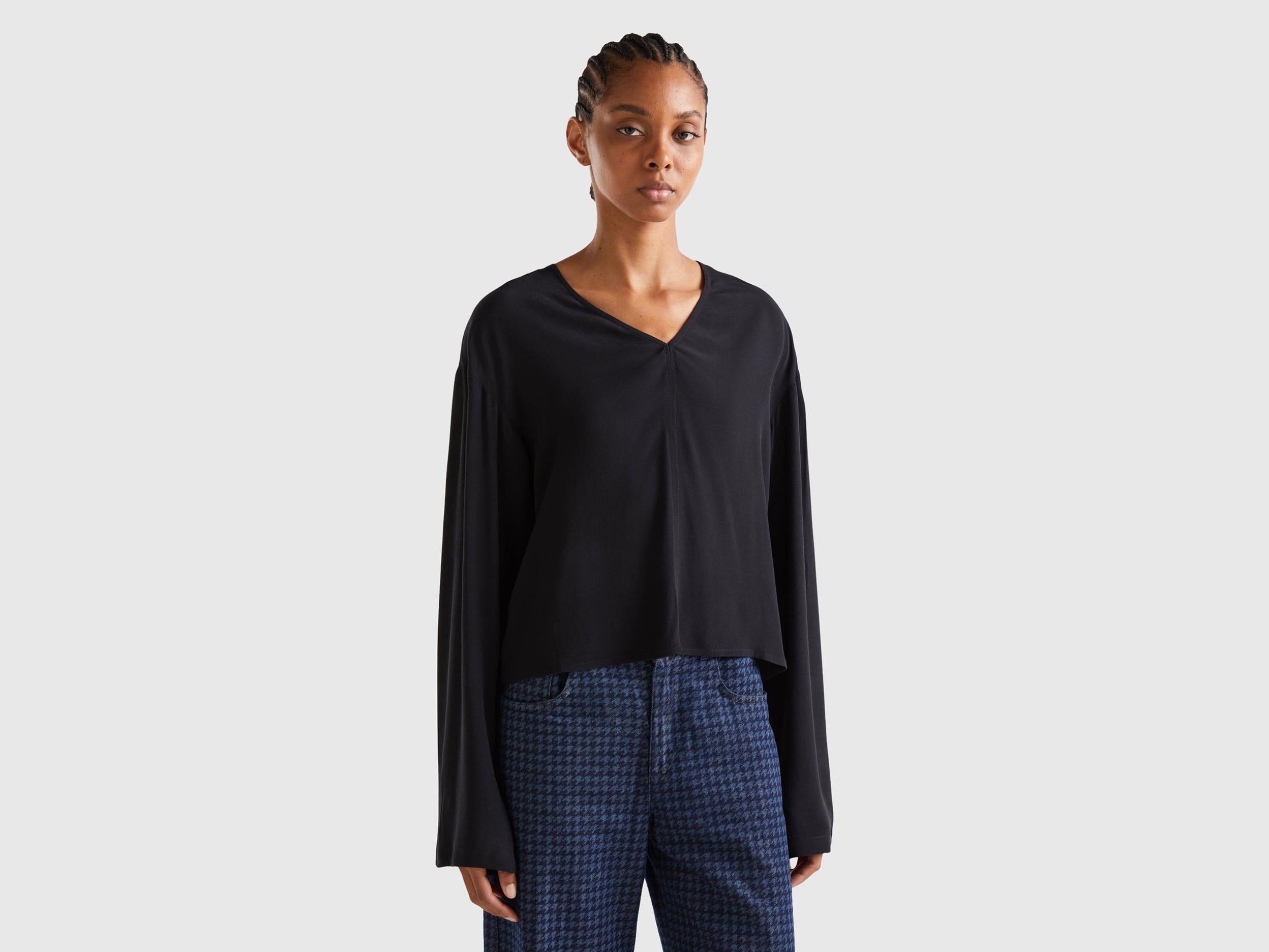 يونايتد كولورز اوف بينيتون بلوزة برقبة على شكل V كم طويل نسائي