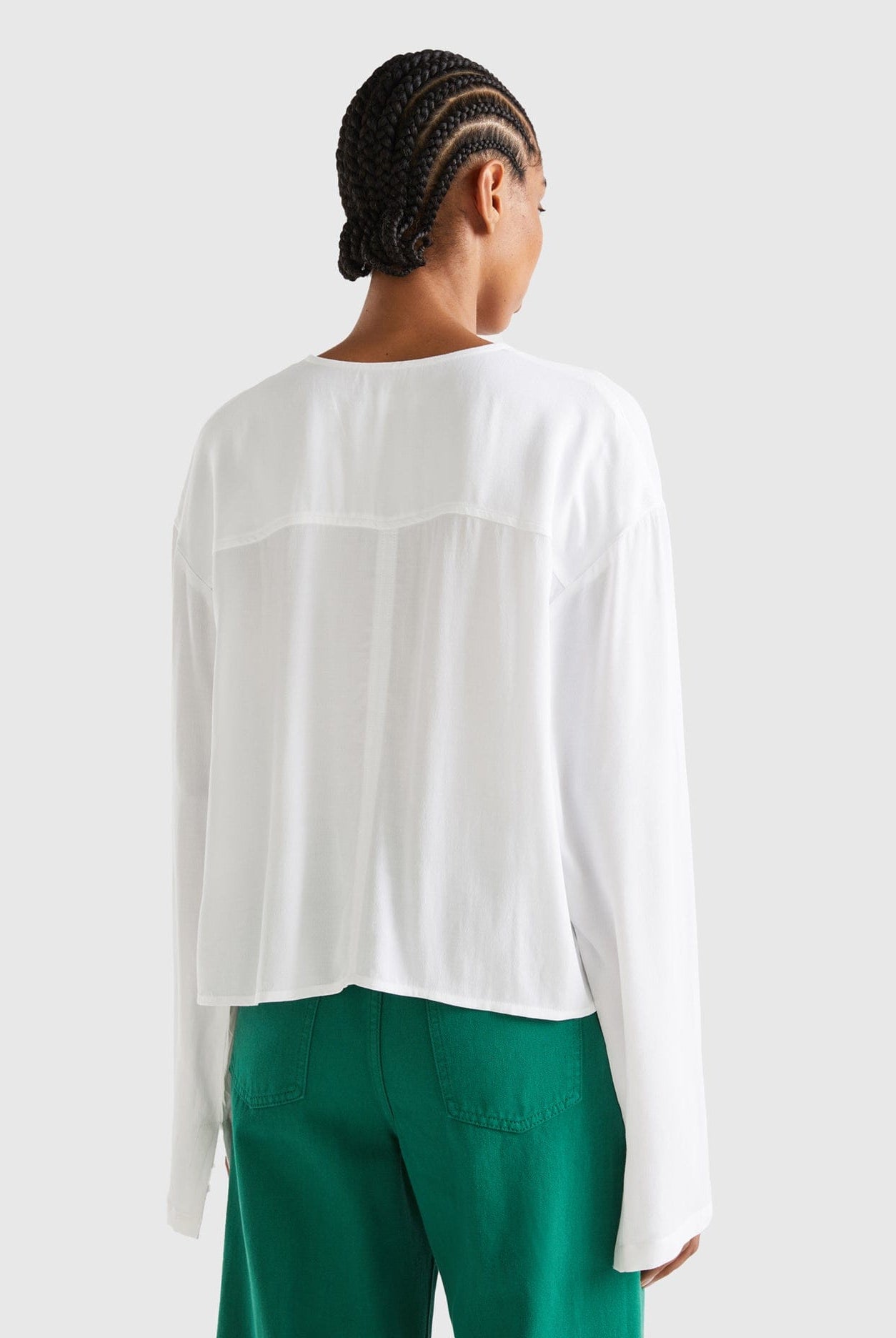 يونايتد كولورز اوف بينيتون بلوزة برقبة على شكل V كم طويل نسائي