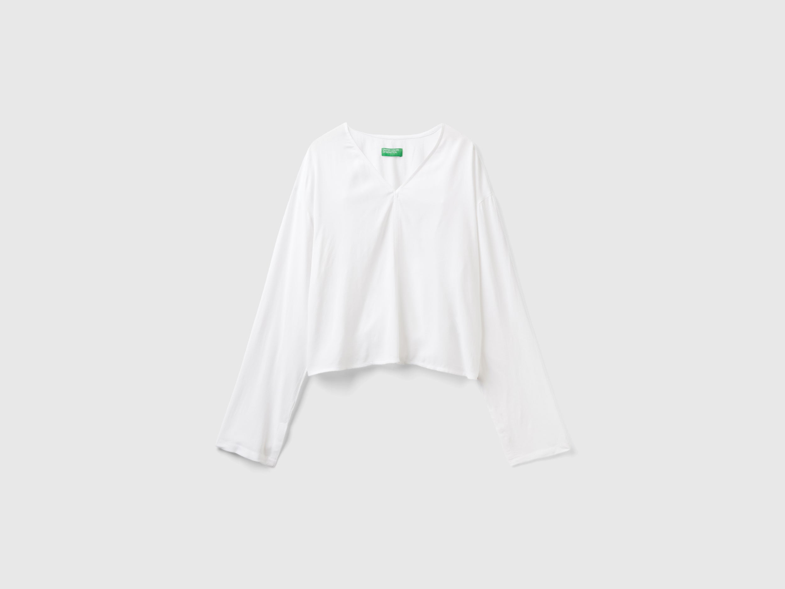 يونايتد كولورز اوف بينيتون بلوزة برقبة على شكل V كم طويل نسائي