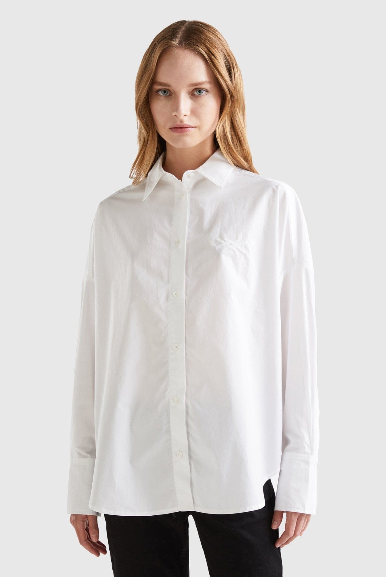 يونايتد كولورز اوف بينيتون قميص قطني كبير بأكمام طويلة