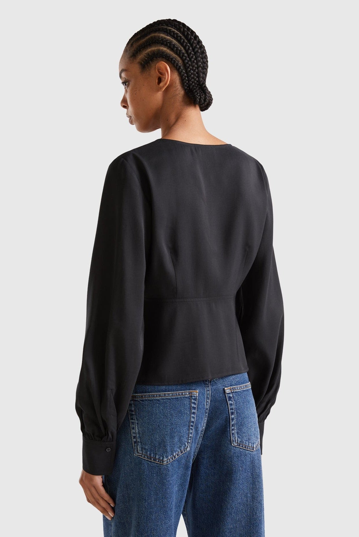 يونايتد كولورز اوف بينيتون قميص بياقة على شكل V من القطن الخالص بنسبة 100% نسائي