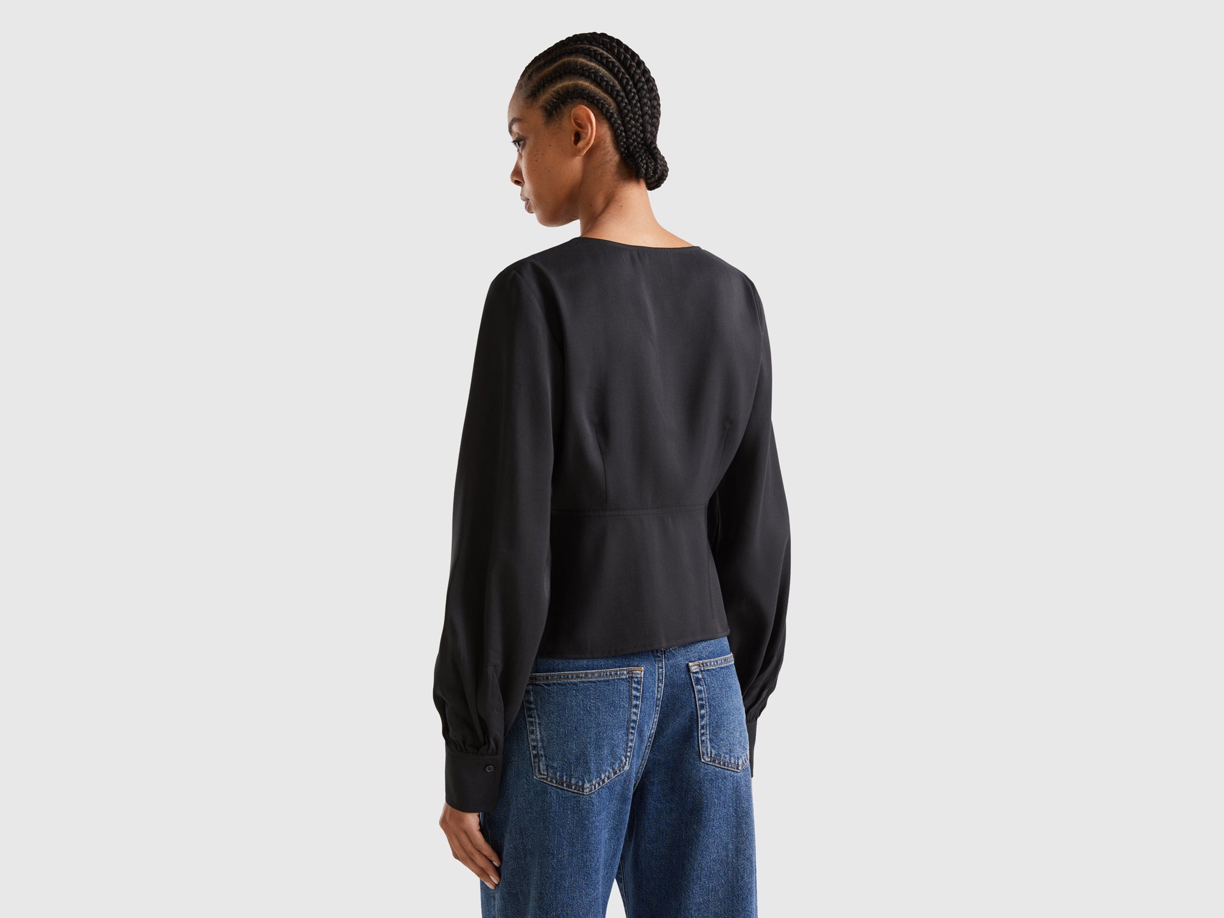 يونايتد كولورز اوف بينيتون قميص بياقة على شكل V من القطن الخالص بنسبة 100% نسائي