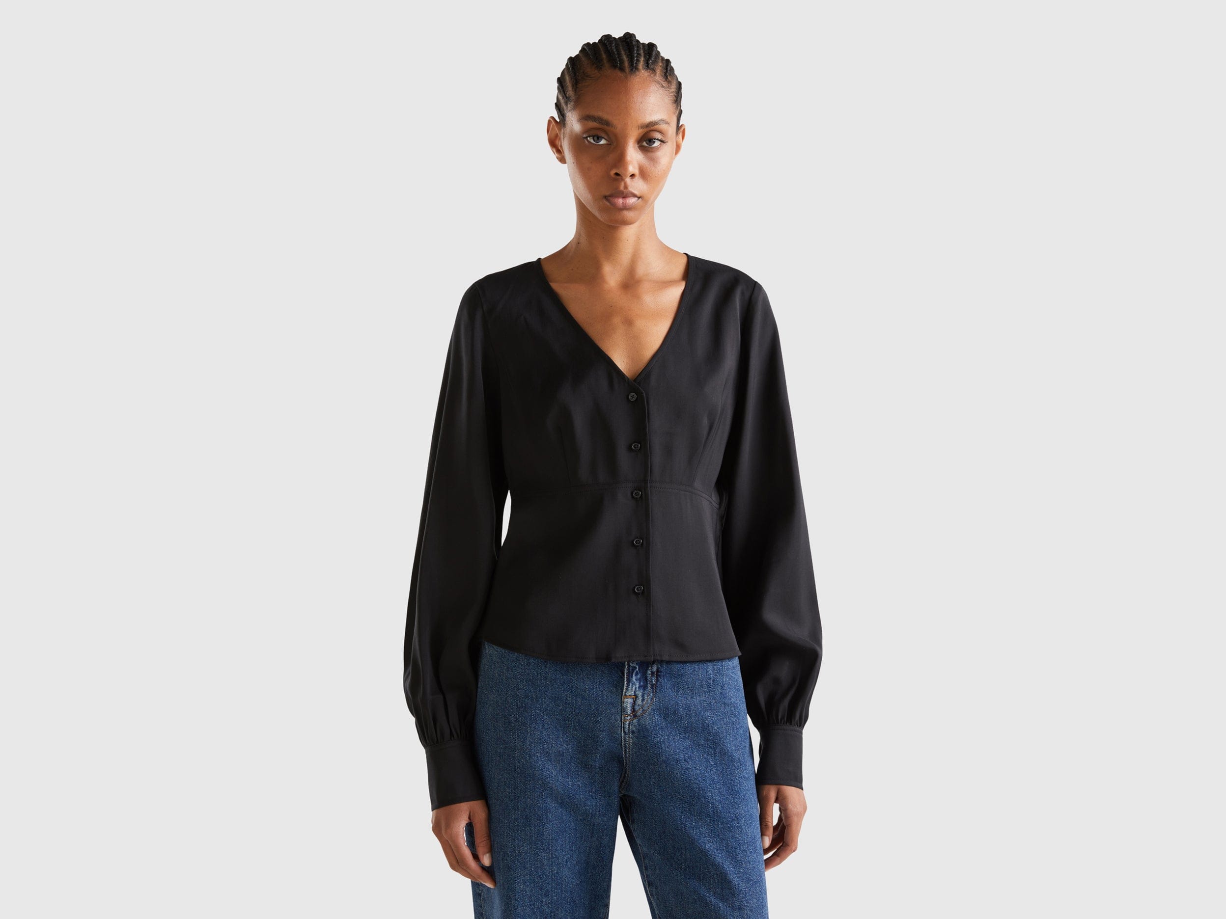 يونايتد كولورز اوف بينيتون قميص بياقة على شكل V من القطن الخالص بنسبة 100% نسائي