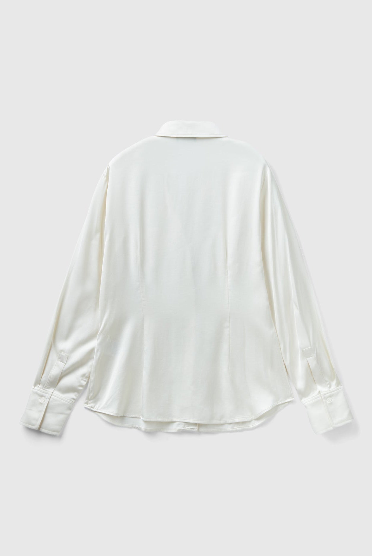 يونايتد كولورز اوف بينيتون قميص ساتان نسائي بقصة ضيقة