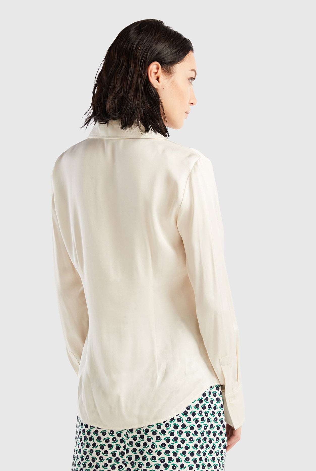 يونايتد كولورز اوف بينيتون قميص ساتان نسائي بقصة ضيقة