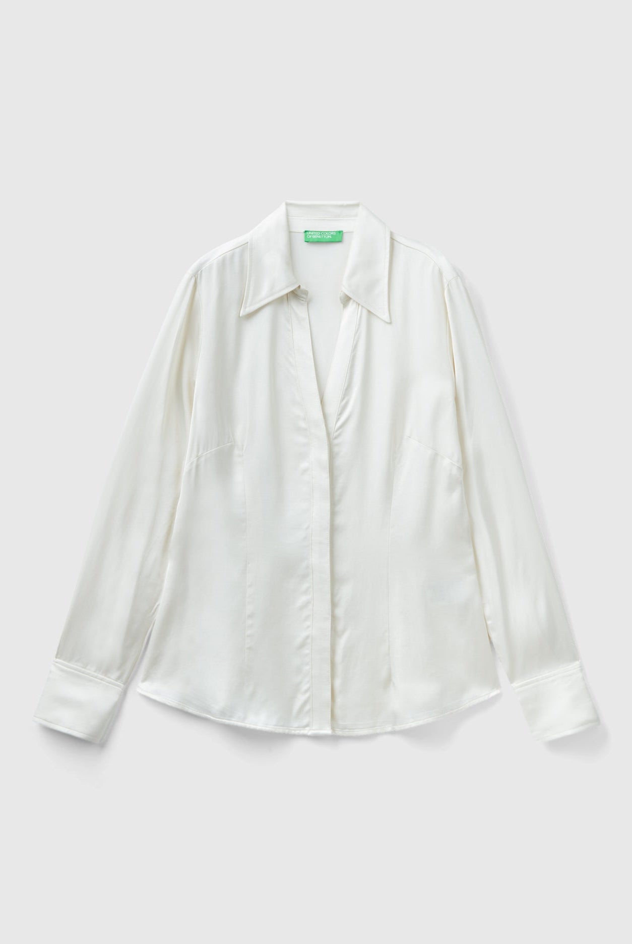 يونايتد كولورز اوف بينيتون قميص ساتان نسائي بقصة ضيقة