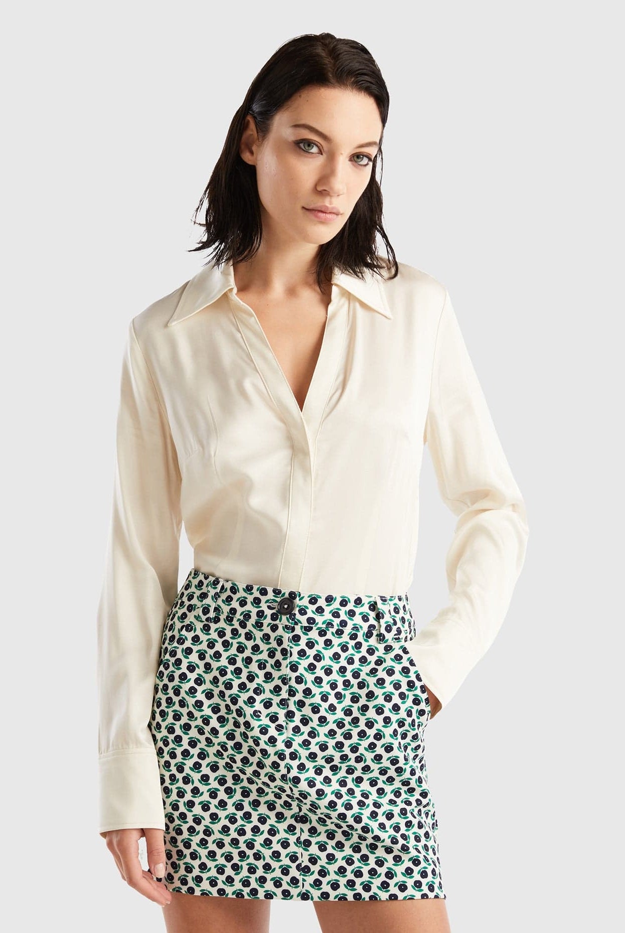 يونايتد كولورز اوف بينيتون قميص ساتان نسائي بقصة ضيقة