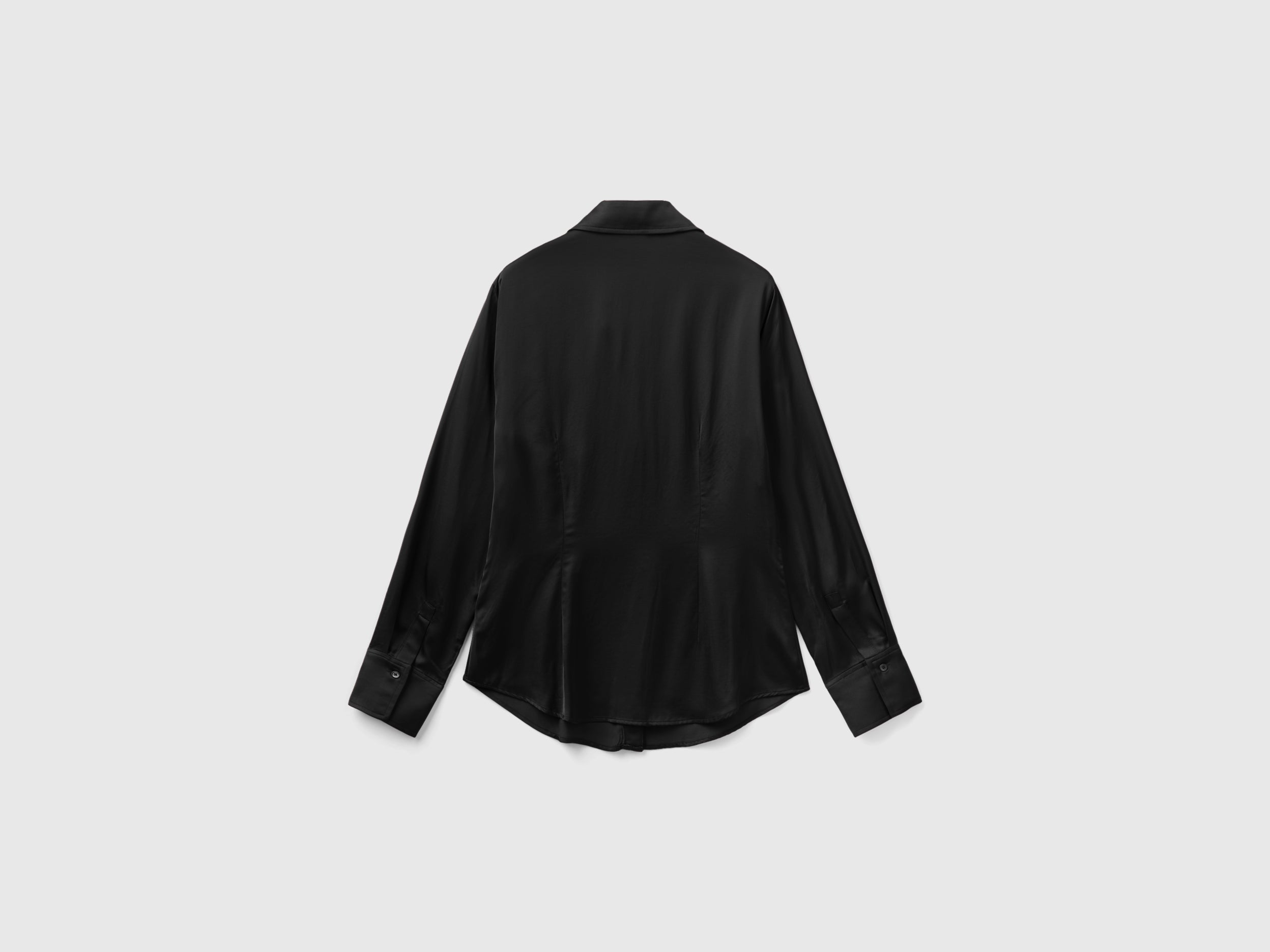 يونايتد كولورز اوف بينيتون قميص ساتان نسائي بقصة ضيقة