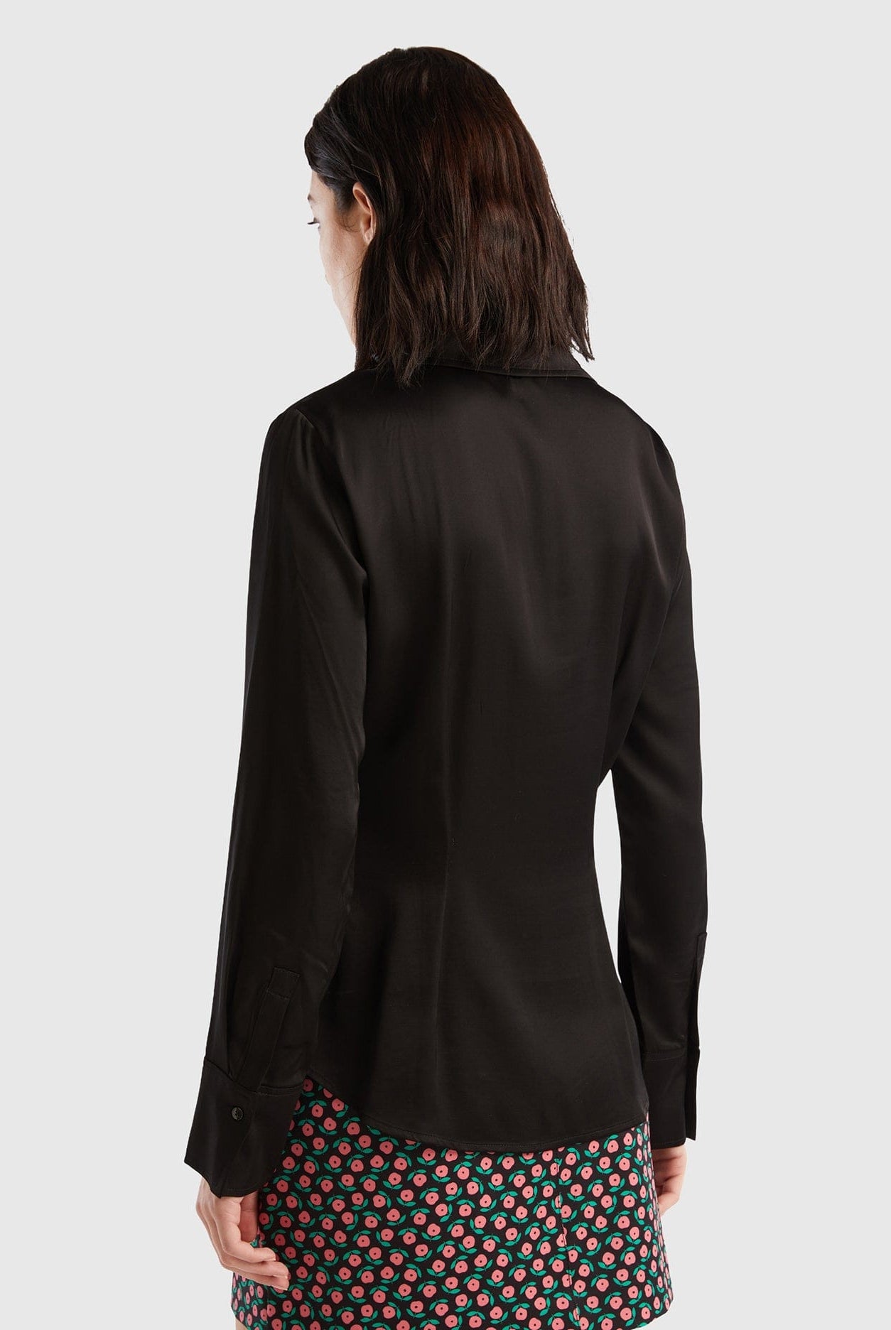 يونايتد كولورز اوف بينيتون قميص ساتان نسائي بقصة ضيقة