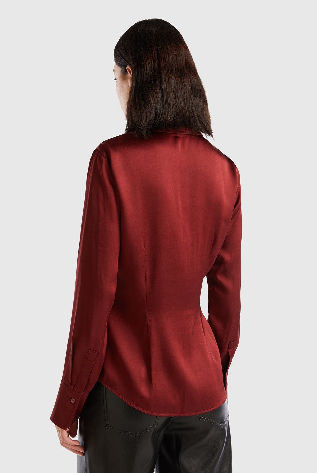 يونايتد كولورز اوف بينيتون قميص ساتان نسائي بقصة ضيقة