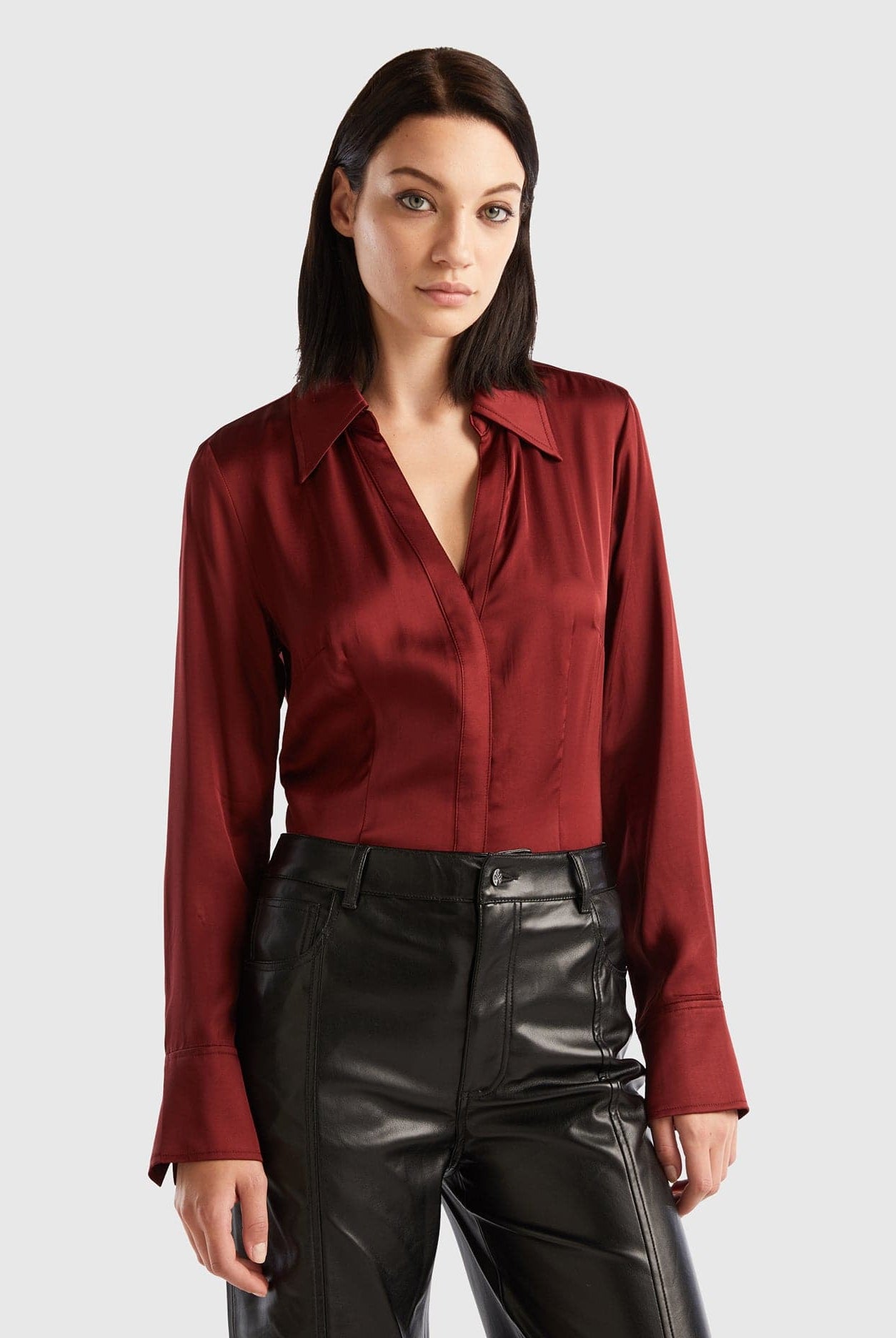 يونايتد كولورز اوف بينيتون قميص ساتان نسائي بقصة ضيقة