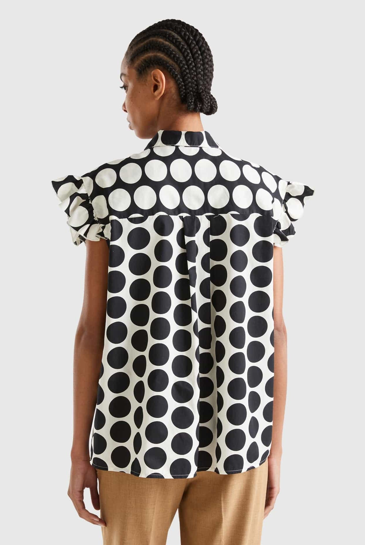 يونايتد كولورز اوف بينيتون قميص نسائي بدون أكمام منقط