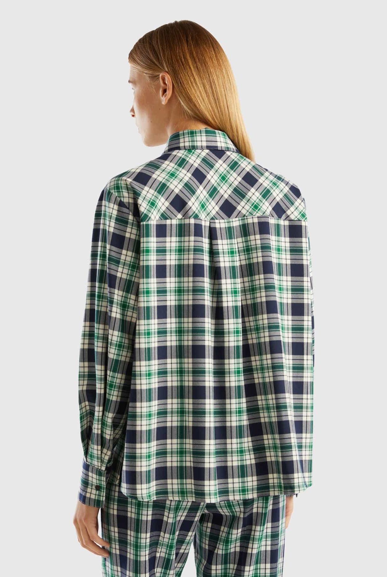 يونايتد كولورز اوف بينيتون قميص من مزيج الفسكوز بنقشة الكاروهات كم طويل رجالي