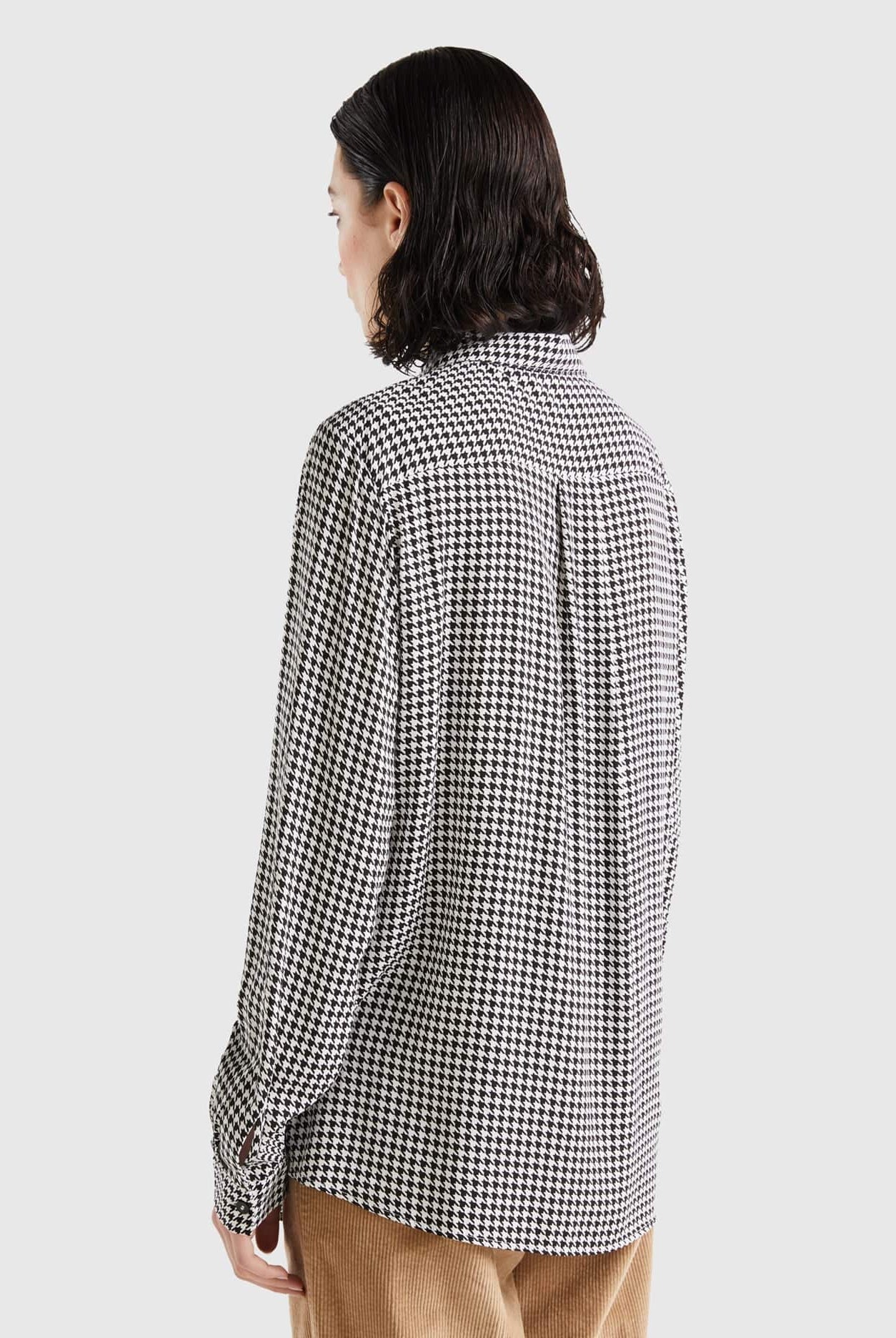 يونايتد كولورز اوف بينيتون قميص نسائي منقوش من الفسكوز