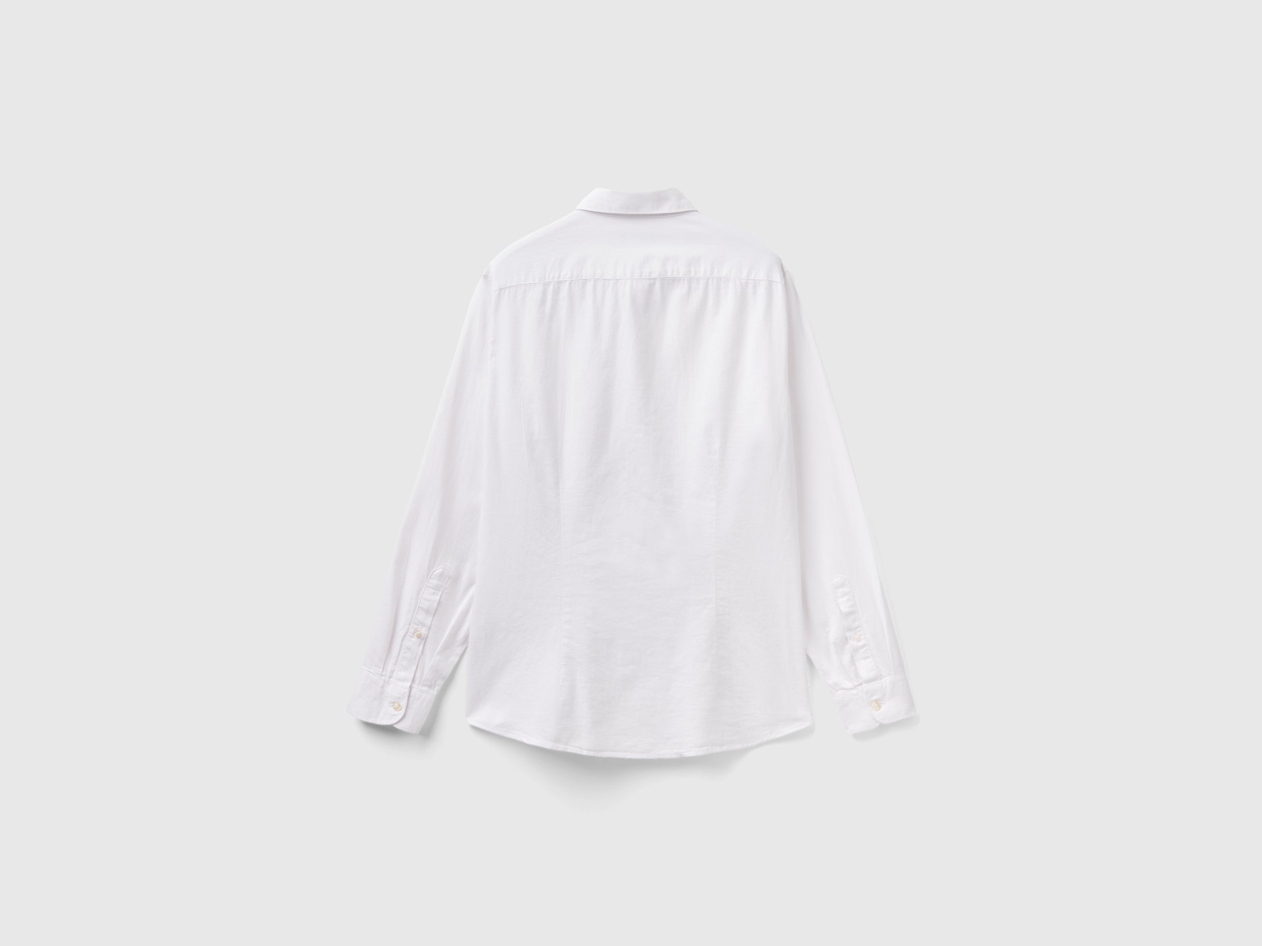 يونايتد كولورز اوف بينيتون قميص رجالي قصه واسعه من الاسفل