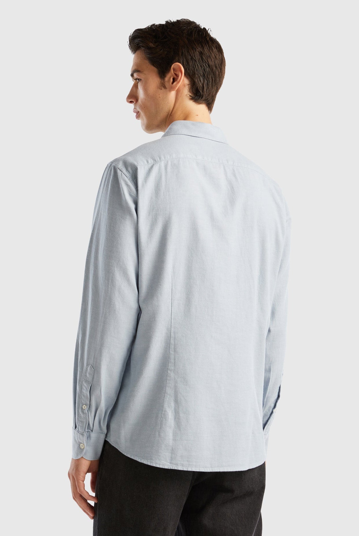 يونايتد كولورز اوف بينيتون قميص رجالي قصه واسعه من الاسفل