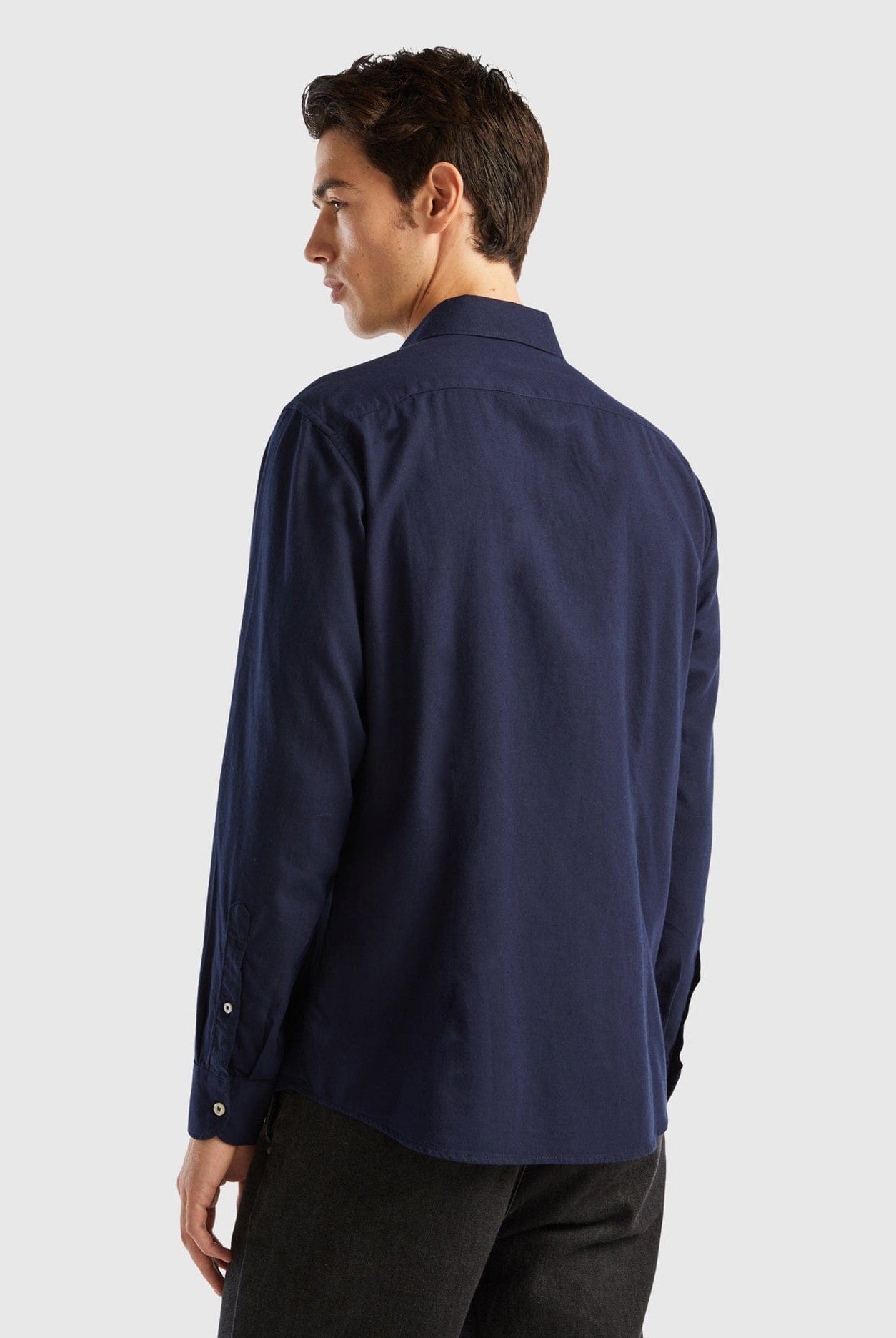 يونايتد كولورز اوف بينيتون قميص رجالي قصه واسعه من الاسفل