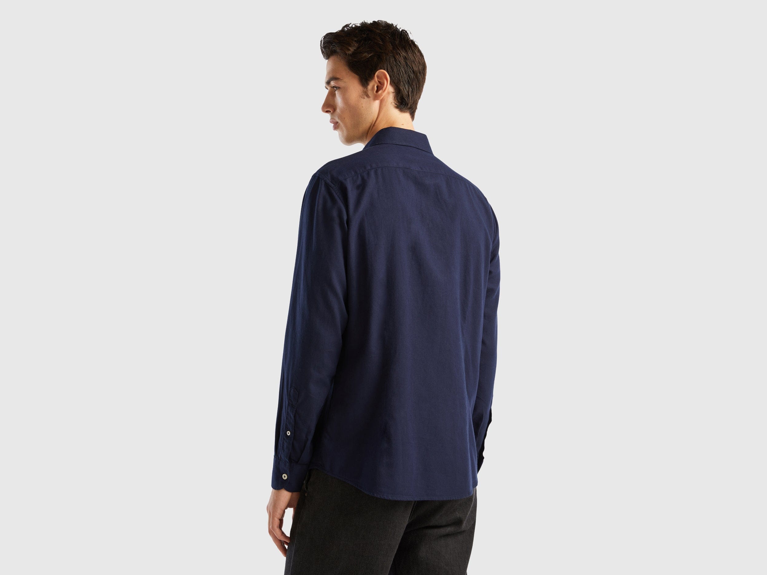 يونايتد كولورز اوف بينيتون قميص رجالي قصه واسعه من الاسفل